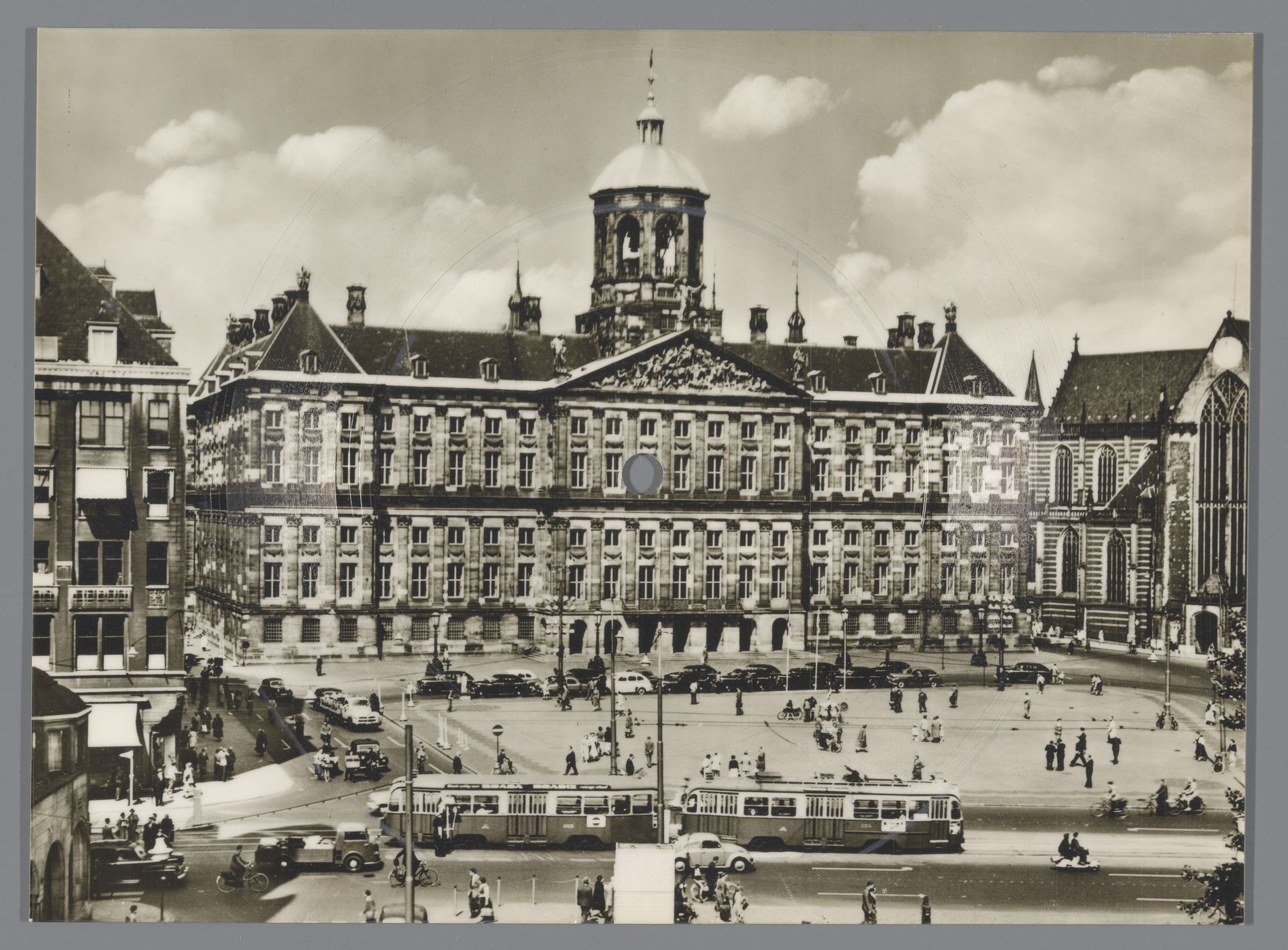 Fonokaart: prentbriefkaart van het Koninklijk Paleis op de Dam, met groeven voor een grammofoonplaat by Anonymous