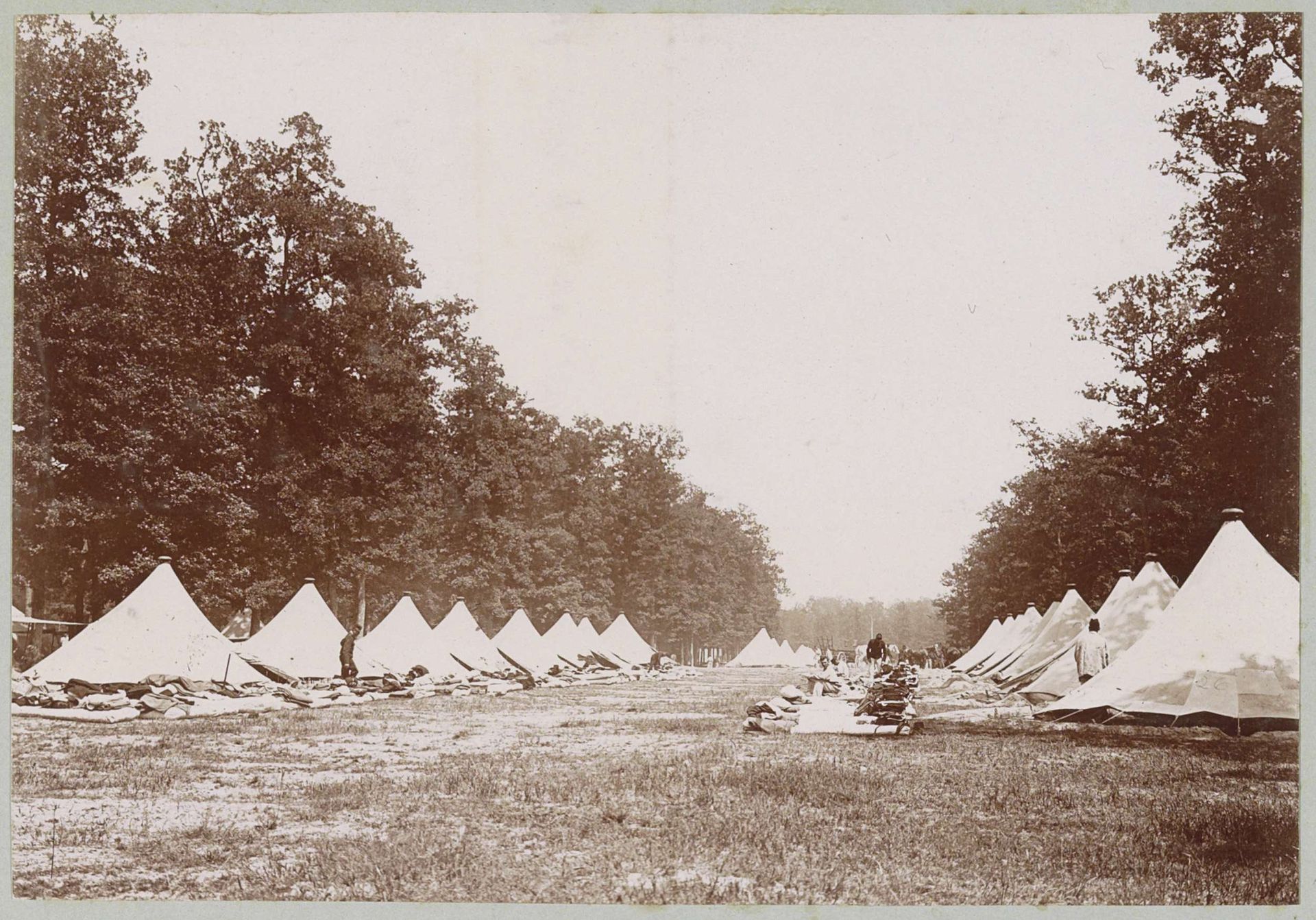 Rij tenten in een legerkamp te Fontainebleau by Delizy