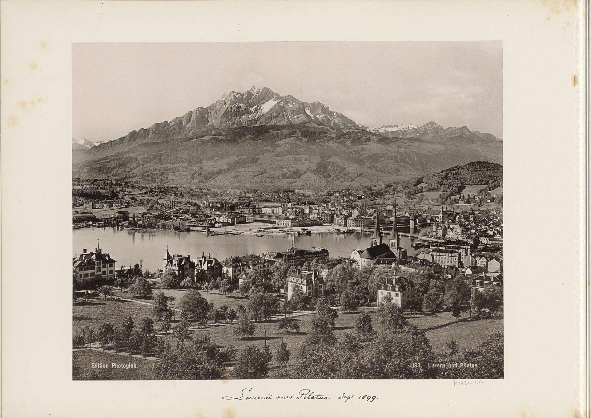 Gezicht op Luzern met op de achtergrond de Pilatusberg by Photoglob & Co.