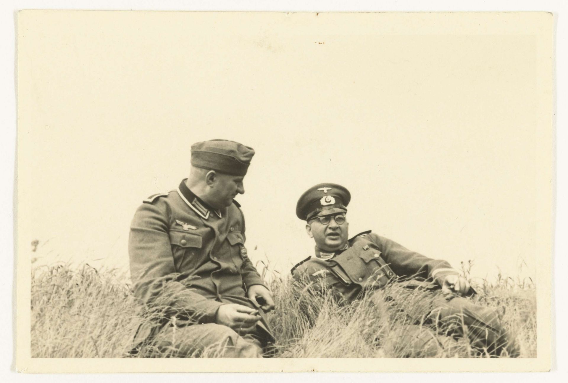 Wehrmacht militairen rusten uit by Anonymous