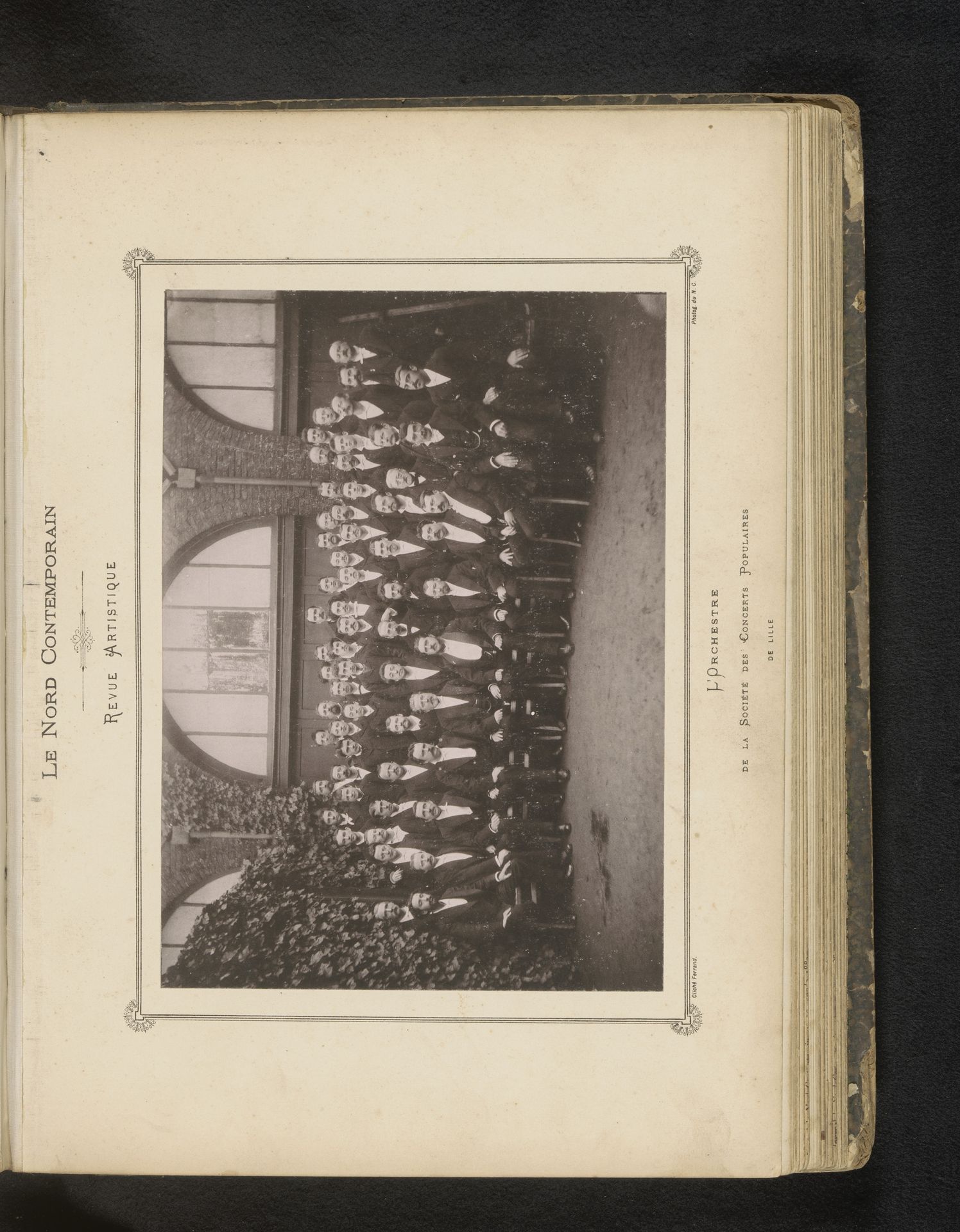 Groepsportret van het orkest van de Société des Concerts Populaires in Lille by N.C.