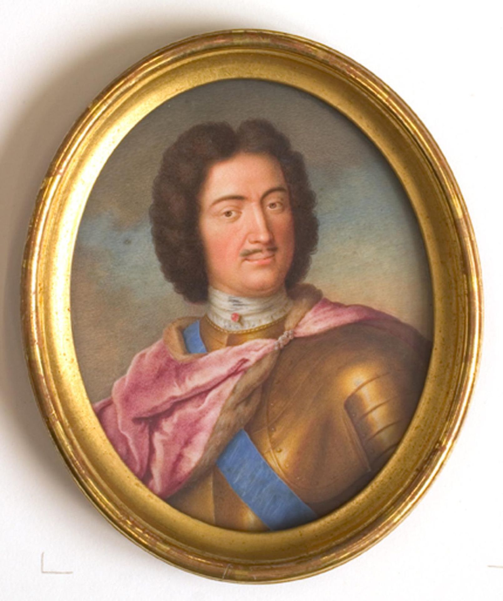 Mand i panser og med blåt bånd by David Gardelle