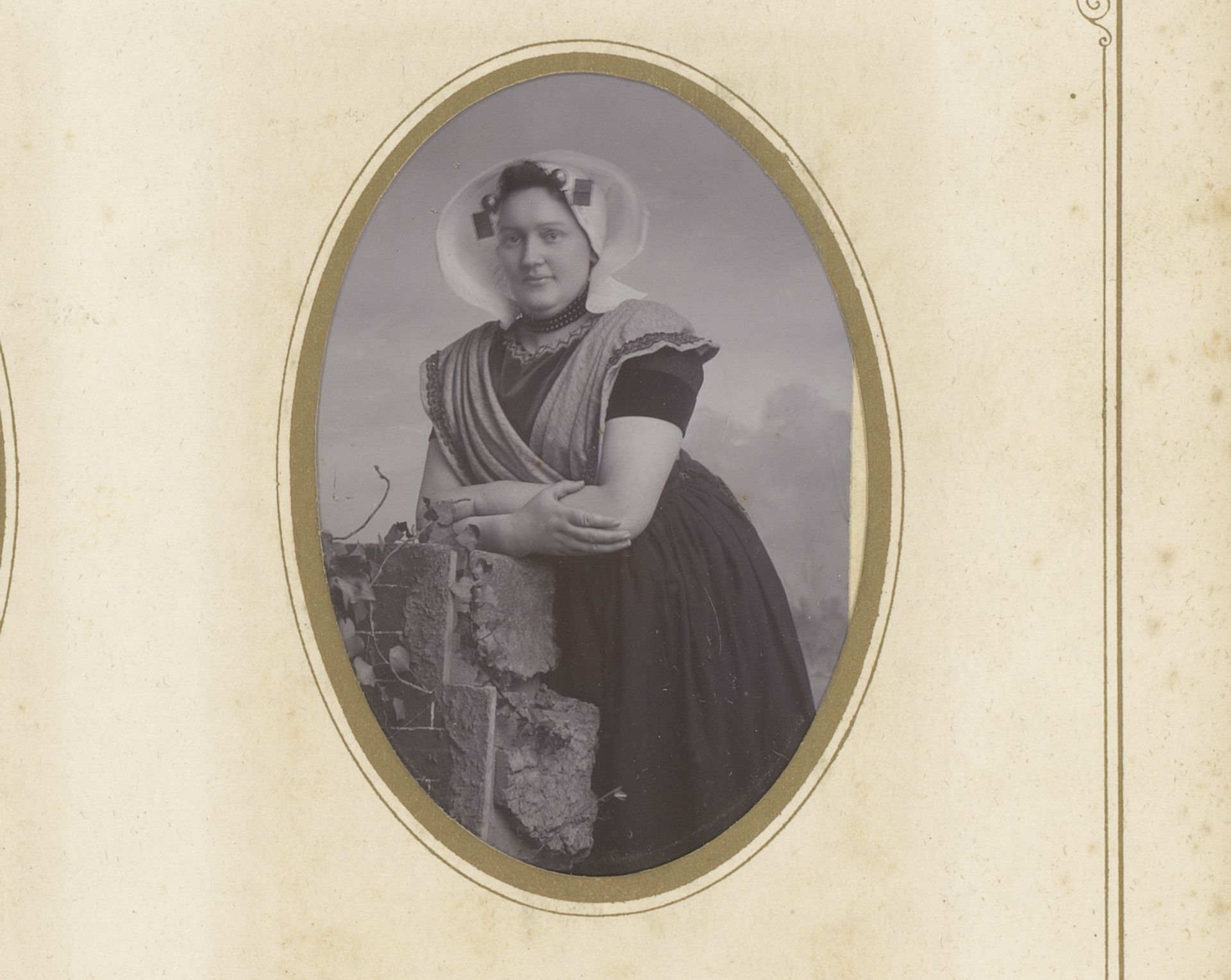 Portret van een vrouw in Zeeuwse klederdracht by Cornelis Henning