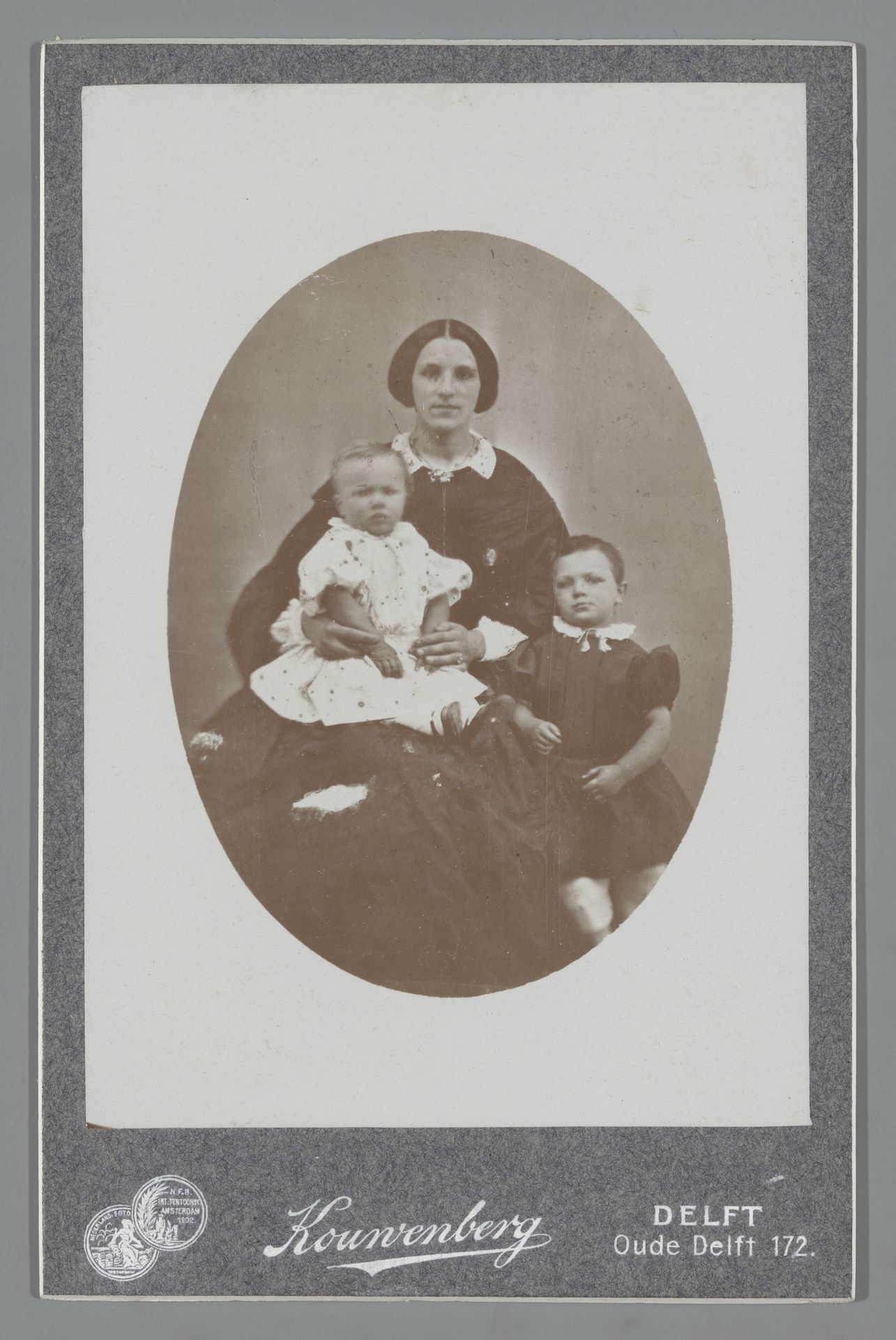 Fotoreproductie van een Daguerreotypie van een vrouw met twee kinderen by Hermanus Johannes Kouwenberg