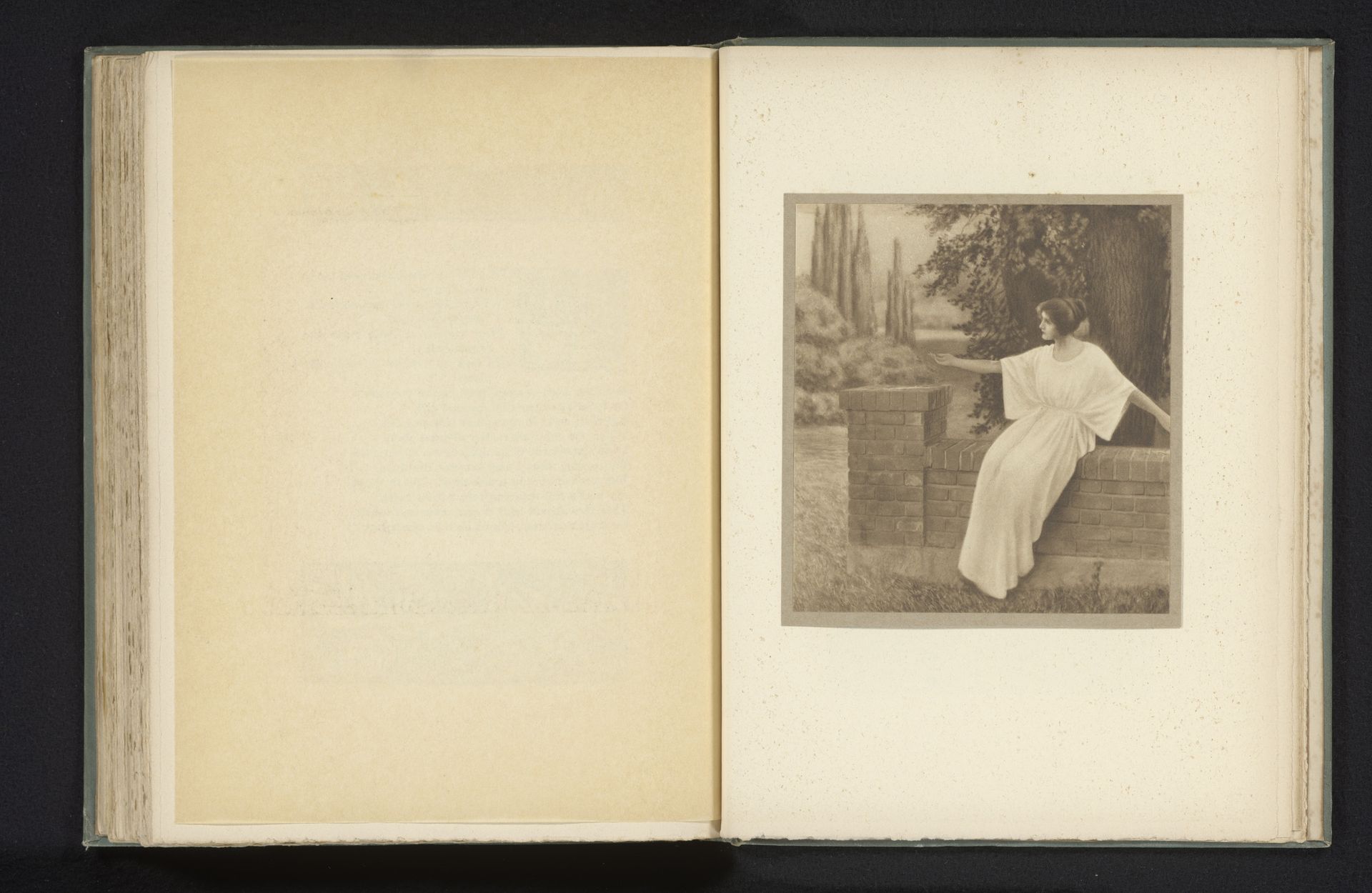 Vrouw zittend op een muur met uitgestrekte armen by Adelaide Hanscom Leeson