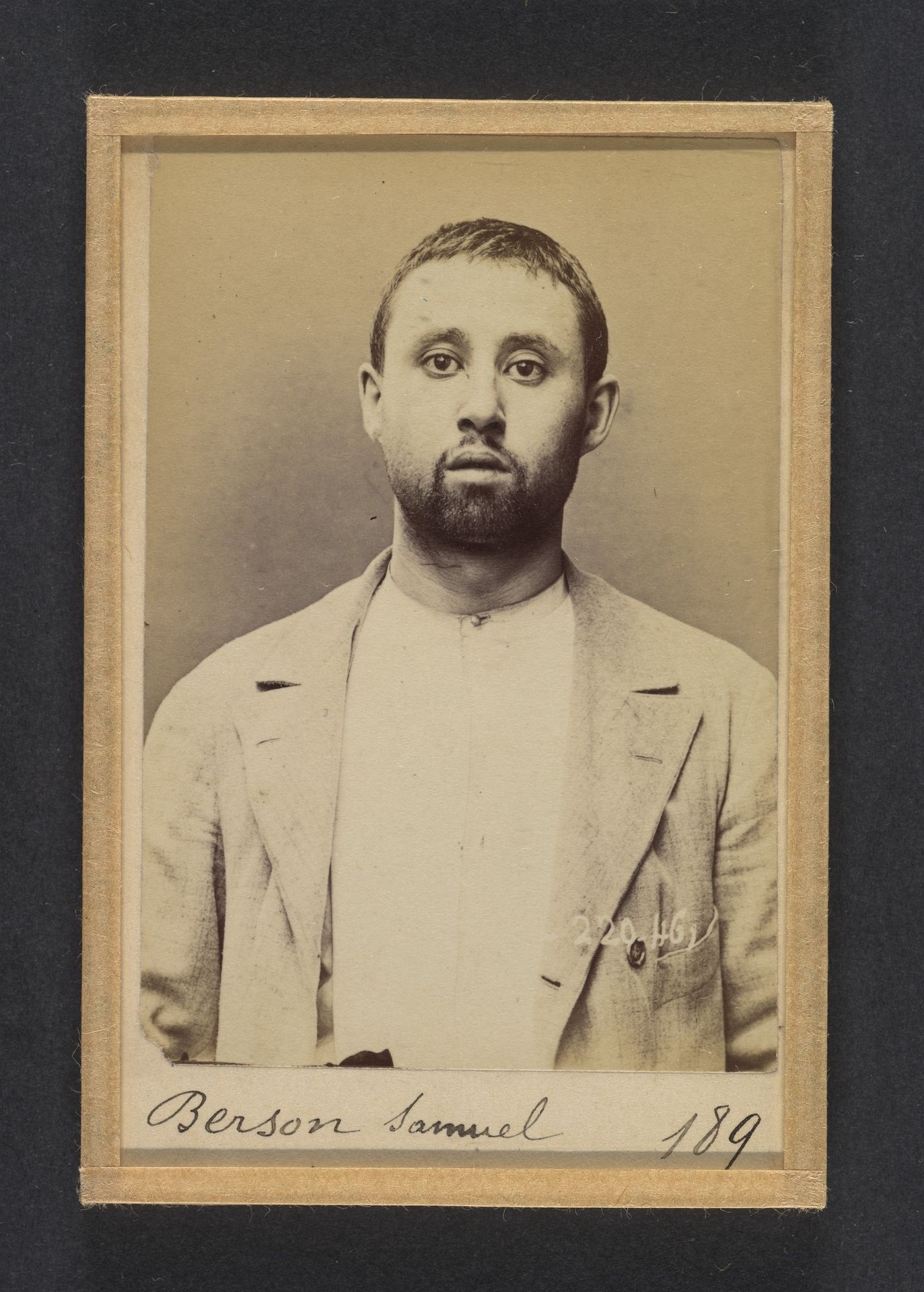 Berson. Samuel. 28 ans, né le 3/?/65 à Dinabourg (Russie). Tailleur d'habits. Anarchiste. 2/7/94. by Alphonse Bertillon