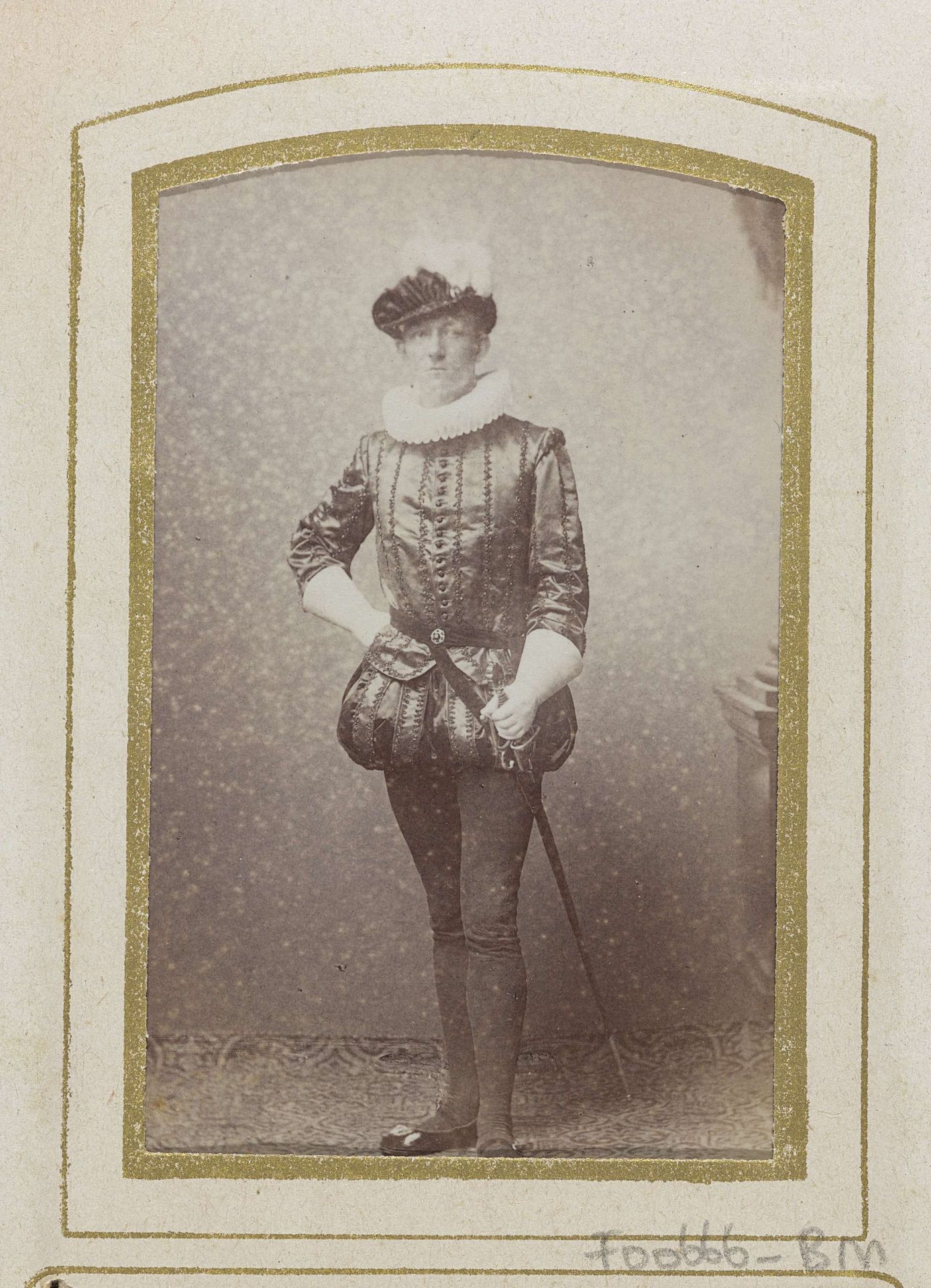 Portret van een jonge man in kostuum met degen, aangeduid als C.A. Bergsma by Jan Goedeljee