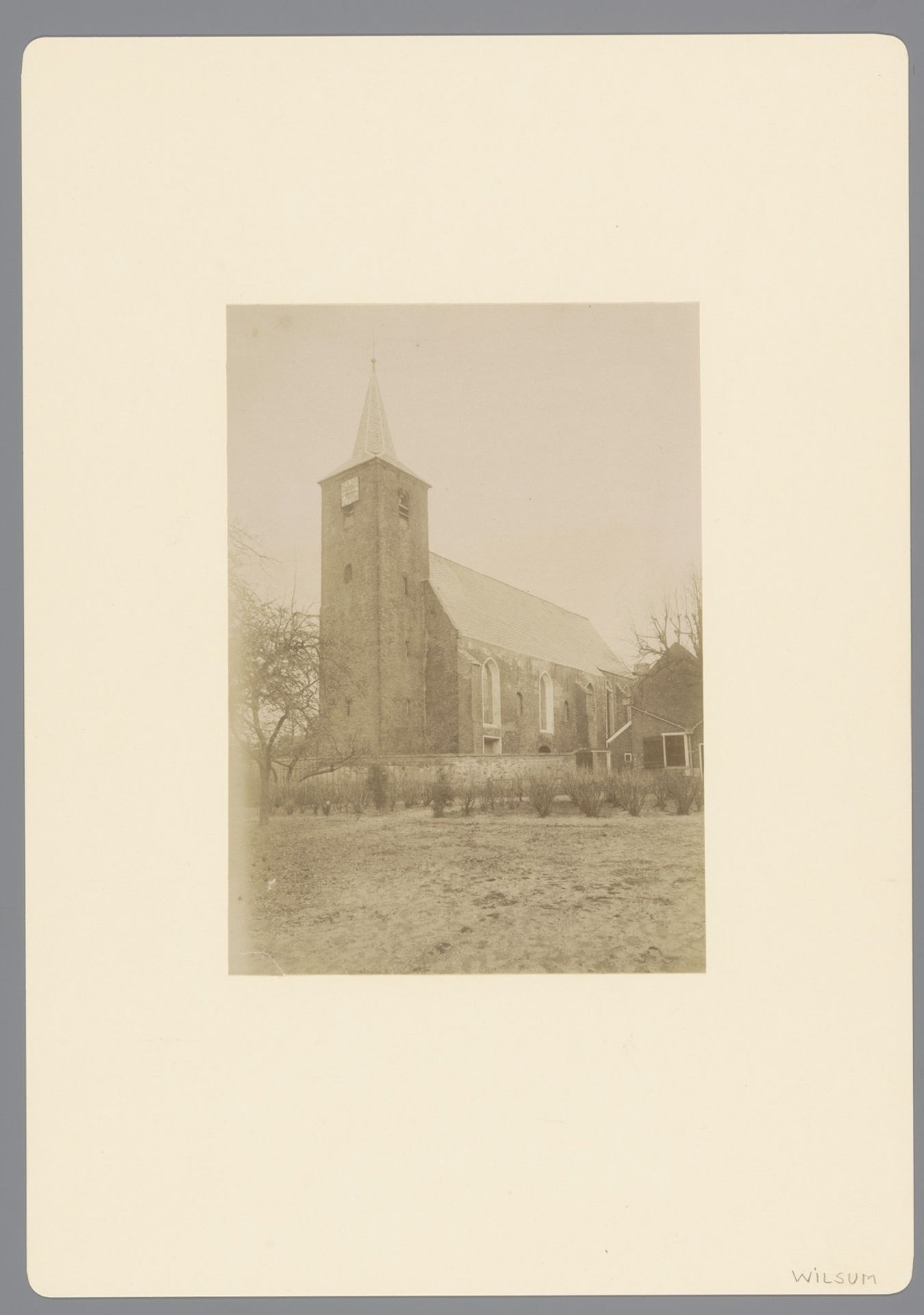 Gezicht op de Sint-Lambertuskerk te Wilsum by anoniem (Monumentenzorg)