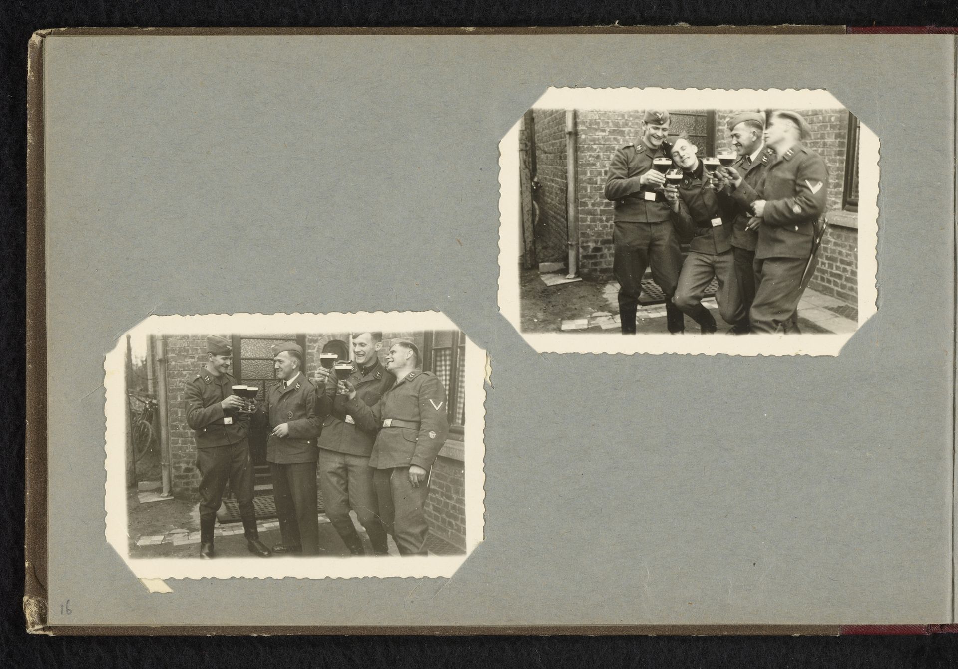 Duitse militairen met glazen bier by Anonymous