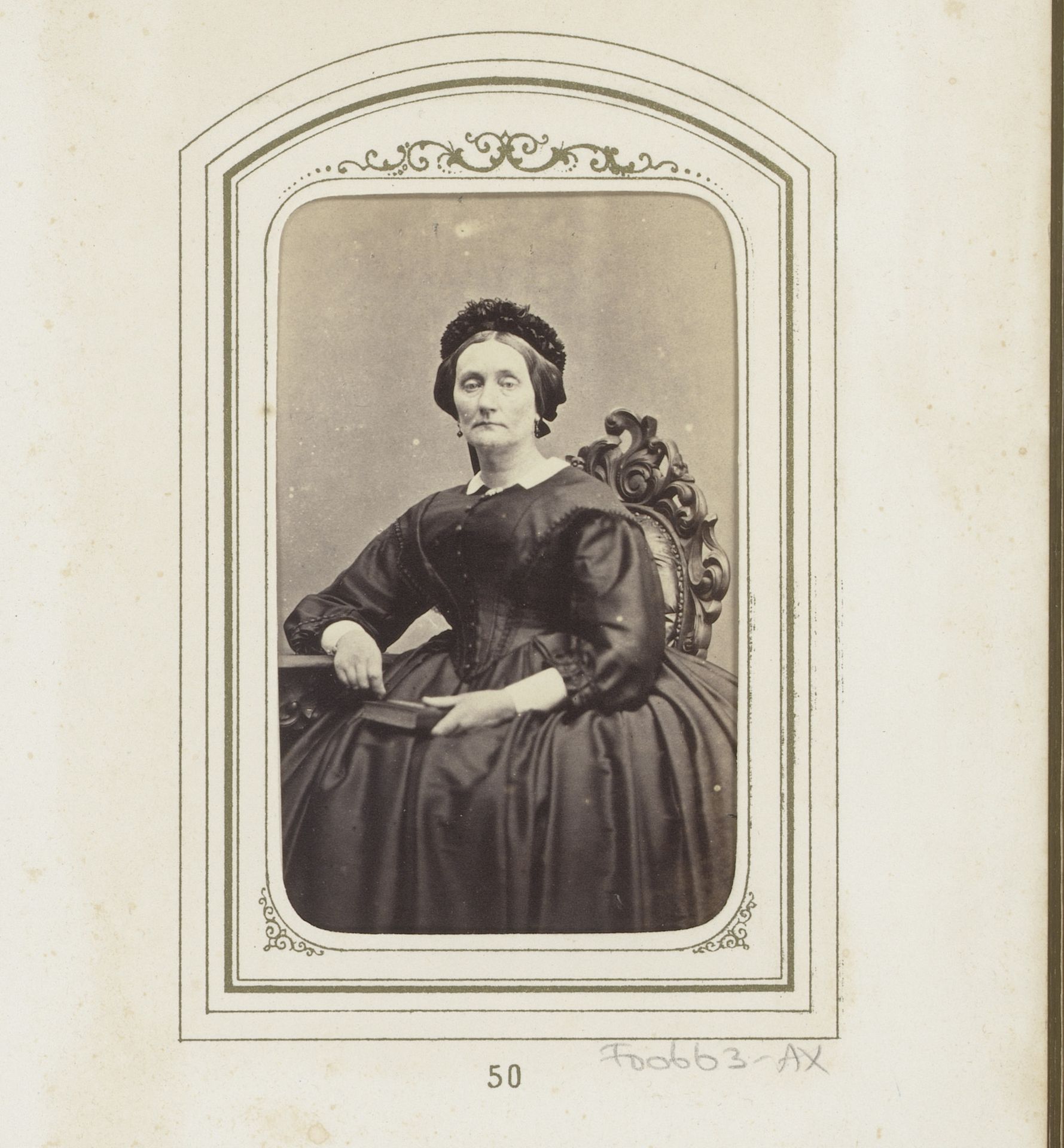 Portret van een zittende vrouw met muts en boek by Hermanus Siderius