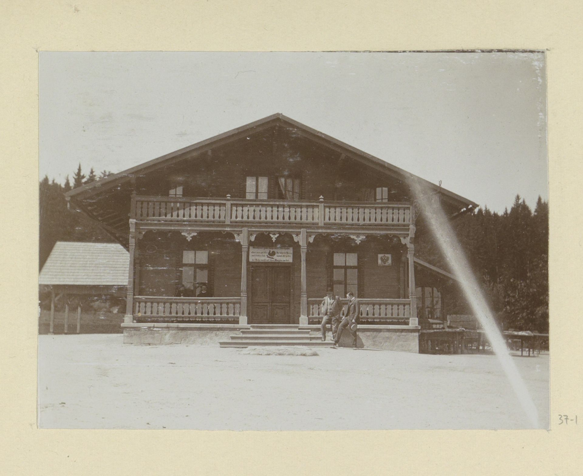 Vooraanzicht van een chalet by Hendrik Herman van den Berg