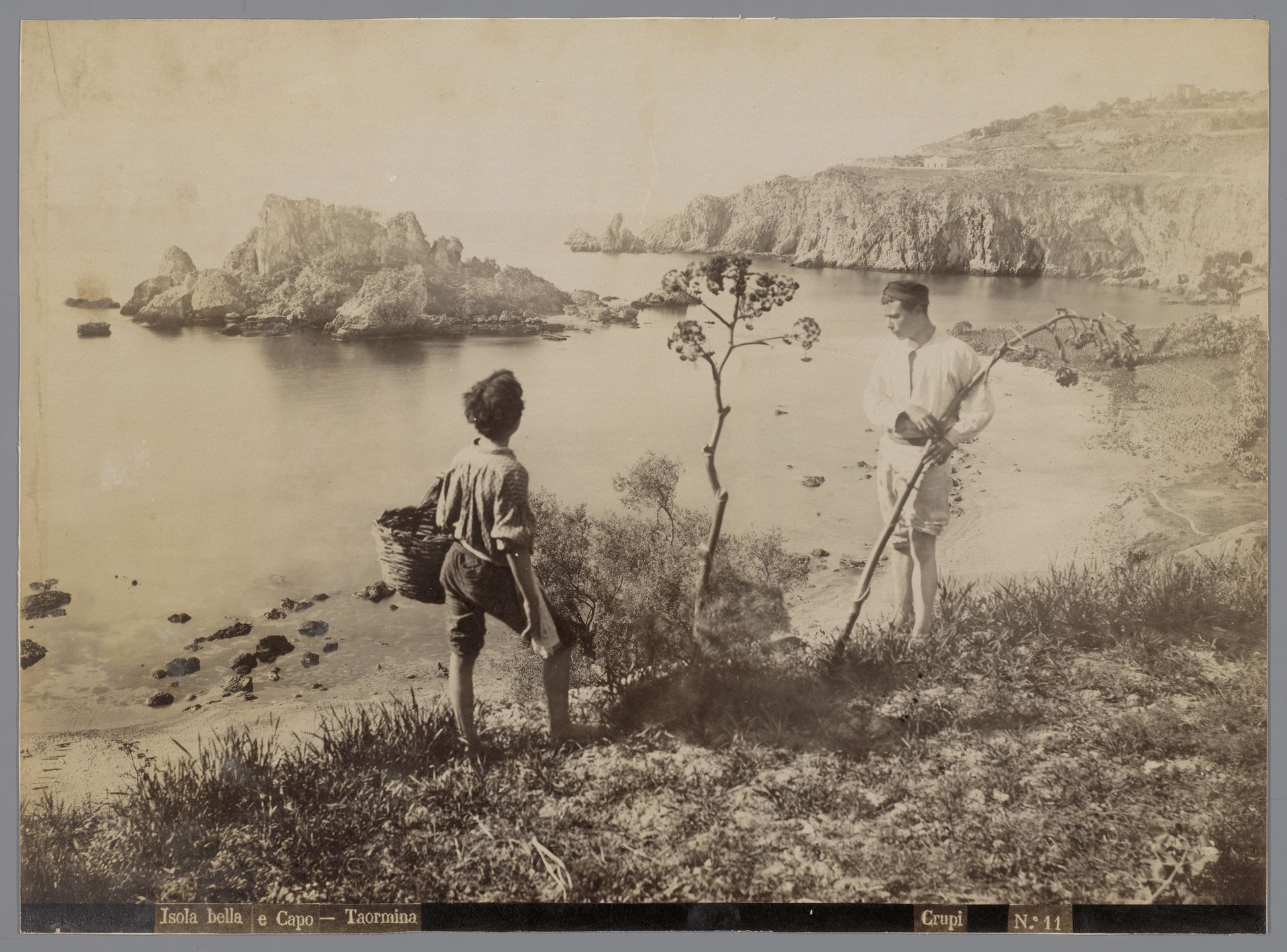Twee jongens staande op een klif aan een baai nabij Taormina, Italië by Giovanni Crupi
