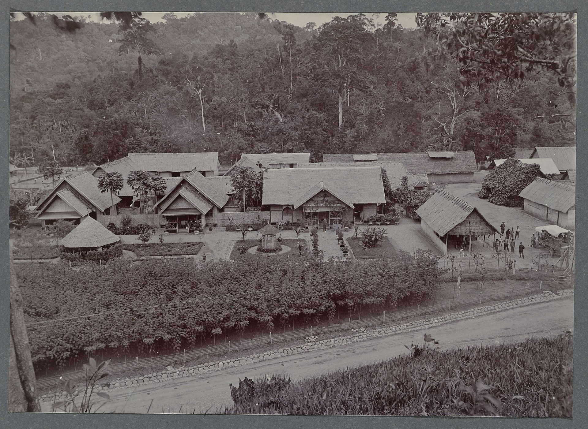 Bivak te Krueng Seumpo by Anonymous