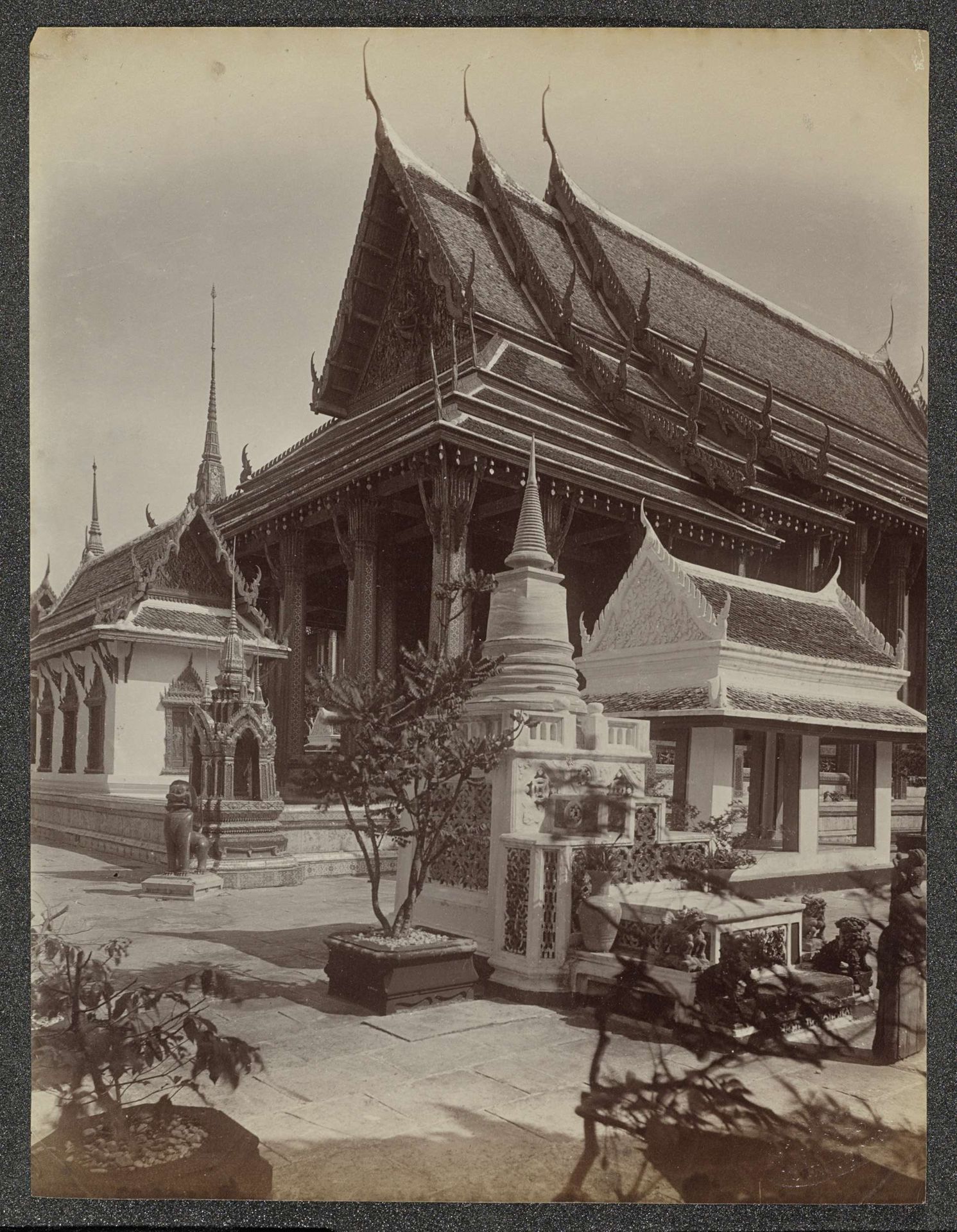 Hoofdgebouw van het tempelcomplex van Wat Pra Keo (Tempel van de Smaragdgroene Boeddha) in Bangkok by G.R. Lambert & Co.