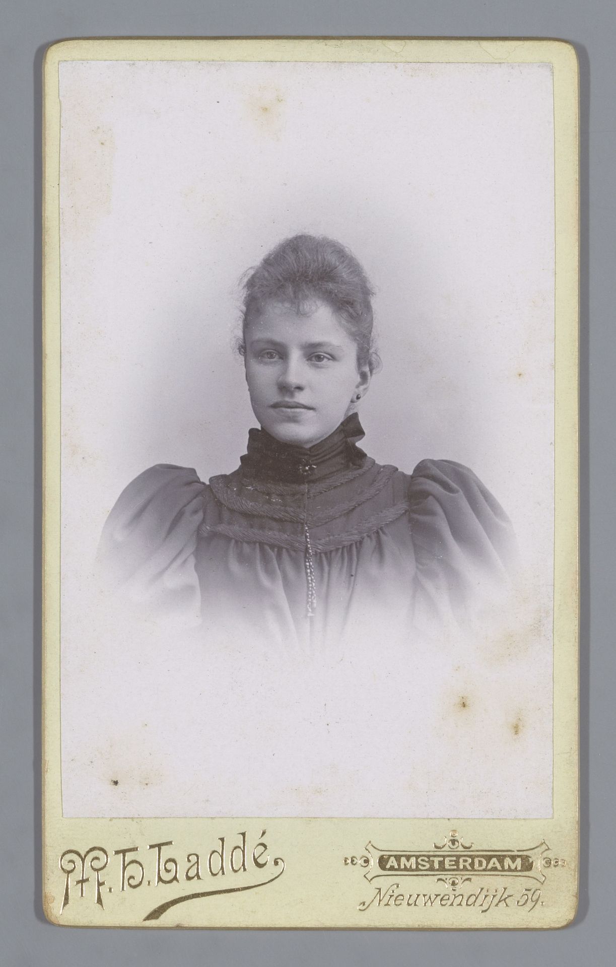 Portret van een onbekende vrouw by Machiel Hendricus Laddé