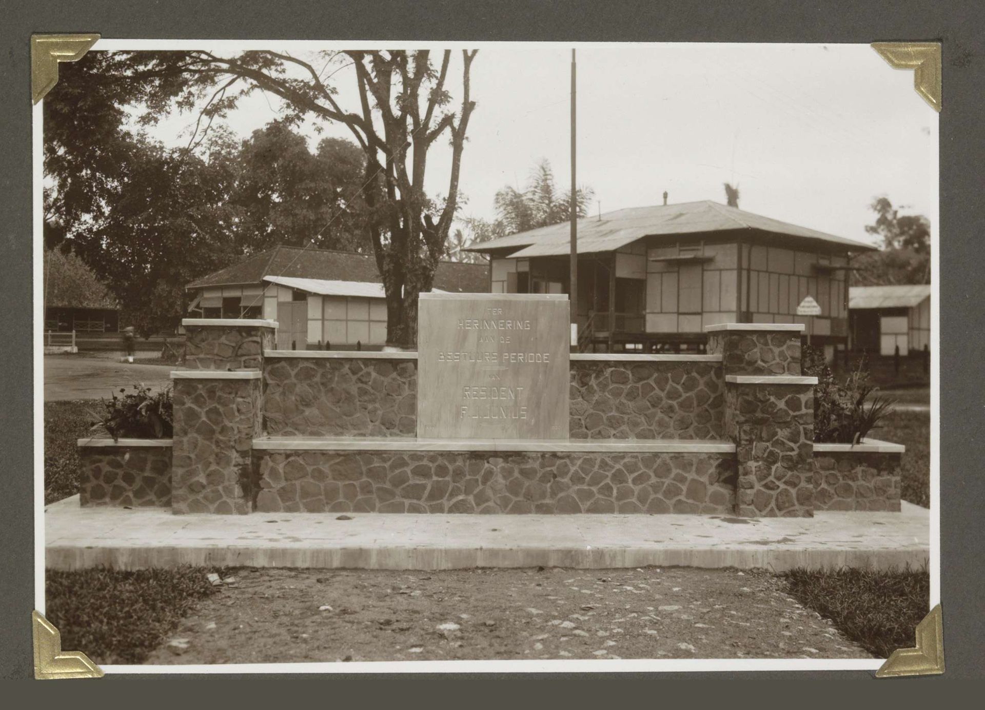 Junius-bank met plaquette in Tandjongkarang (Zuid-Sumatra) by Anonymous