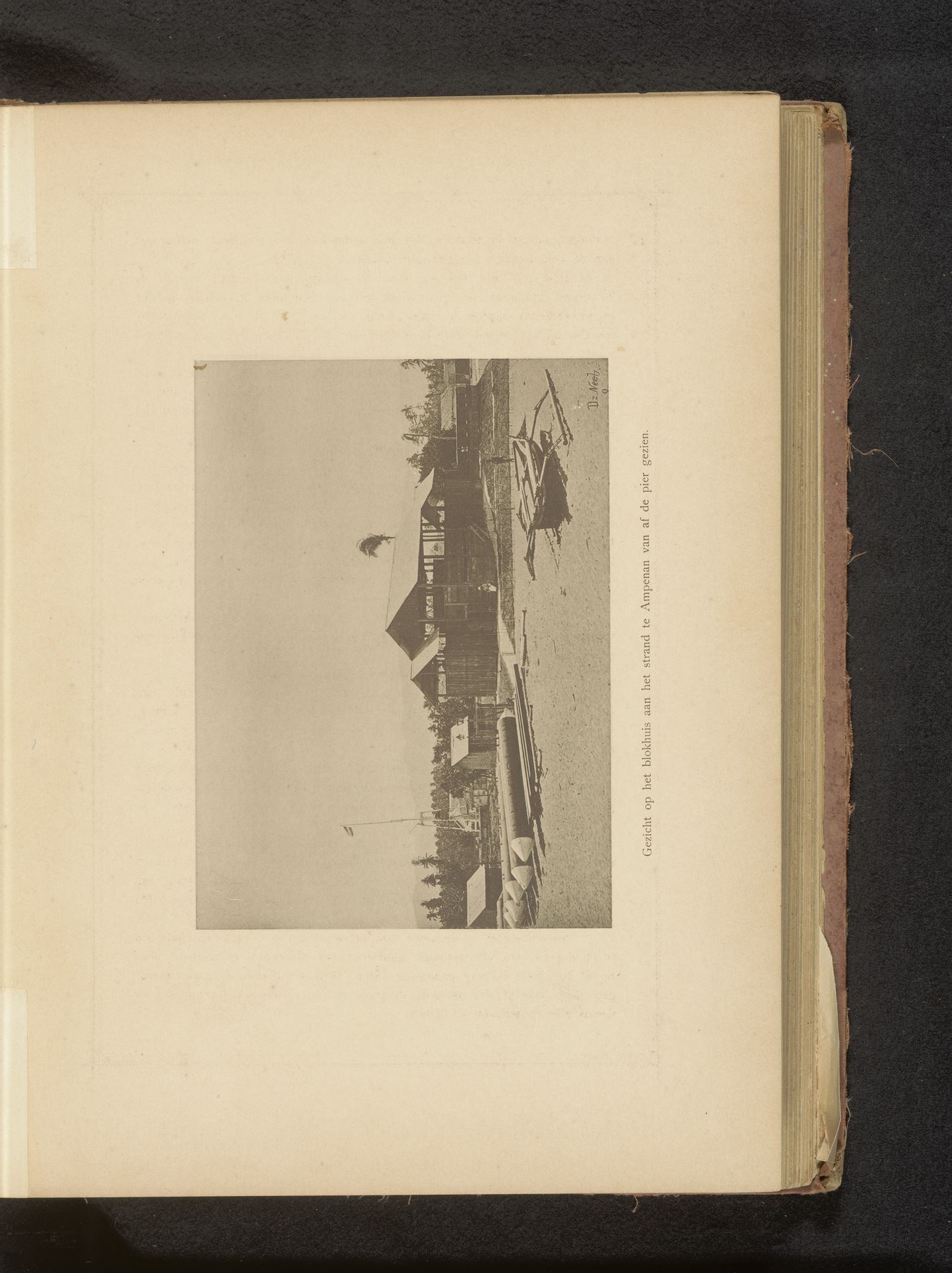 Woning op het strand te Ampenan gezien vanaf de pier met op het strand een uitleggerkano by Christiaan Johan Neeb
