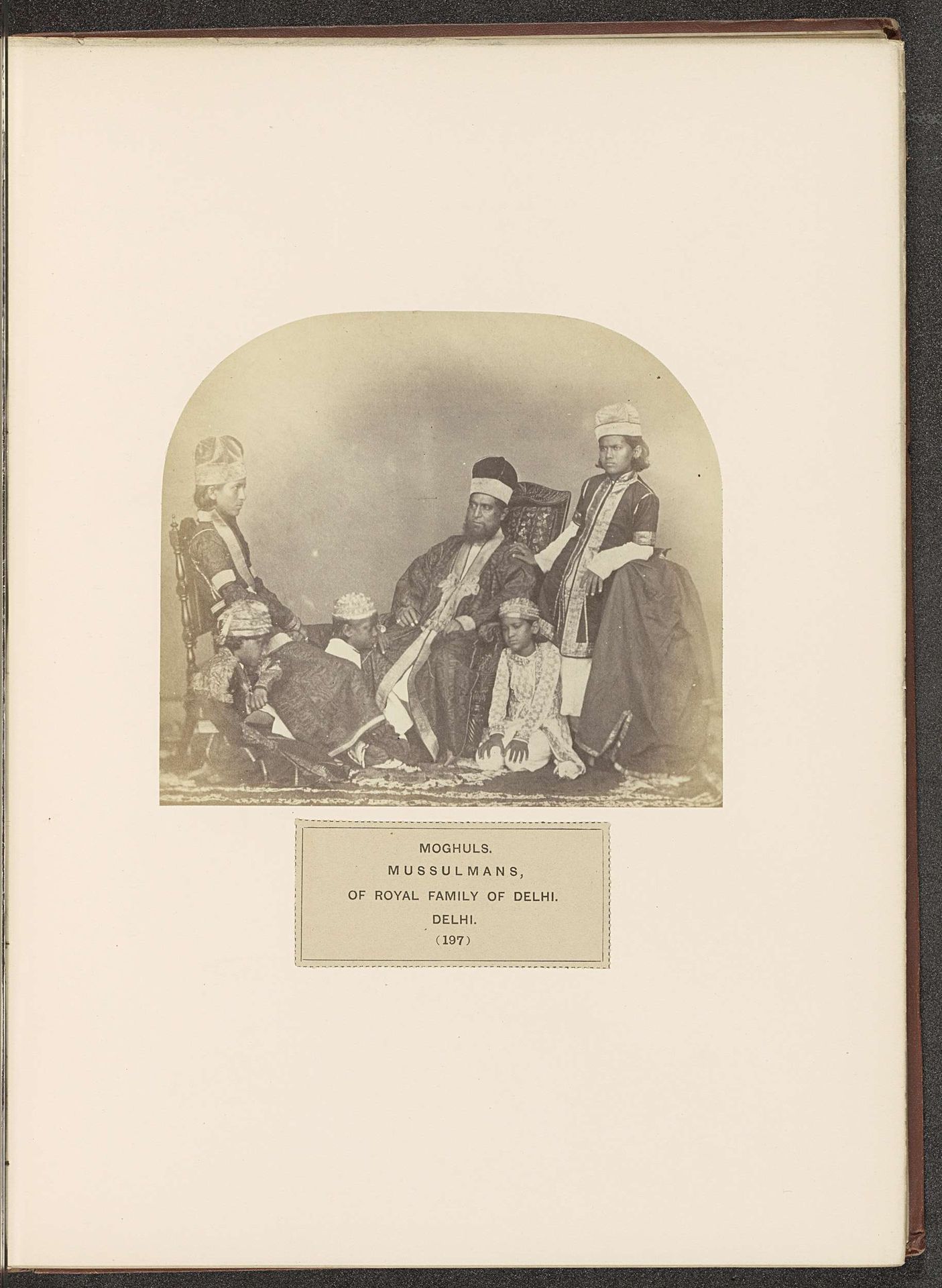 Portret van zes leden van de koninklijke familie van Delhi by Shepherd & Robertson