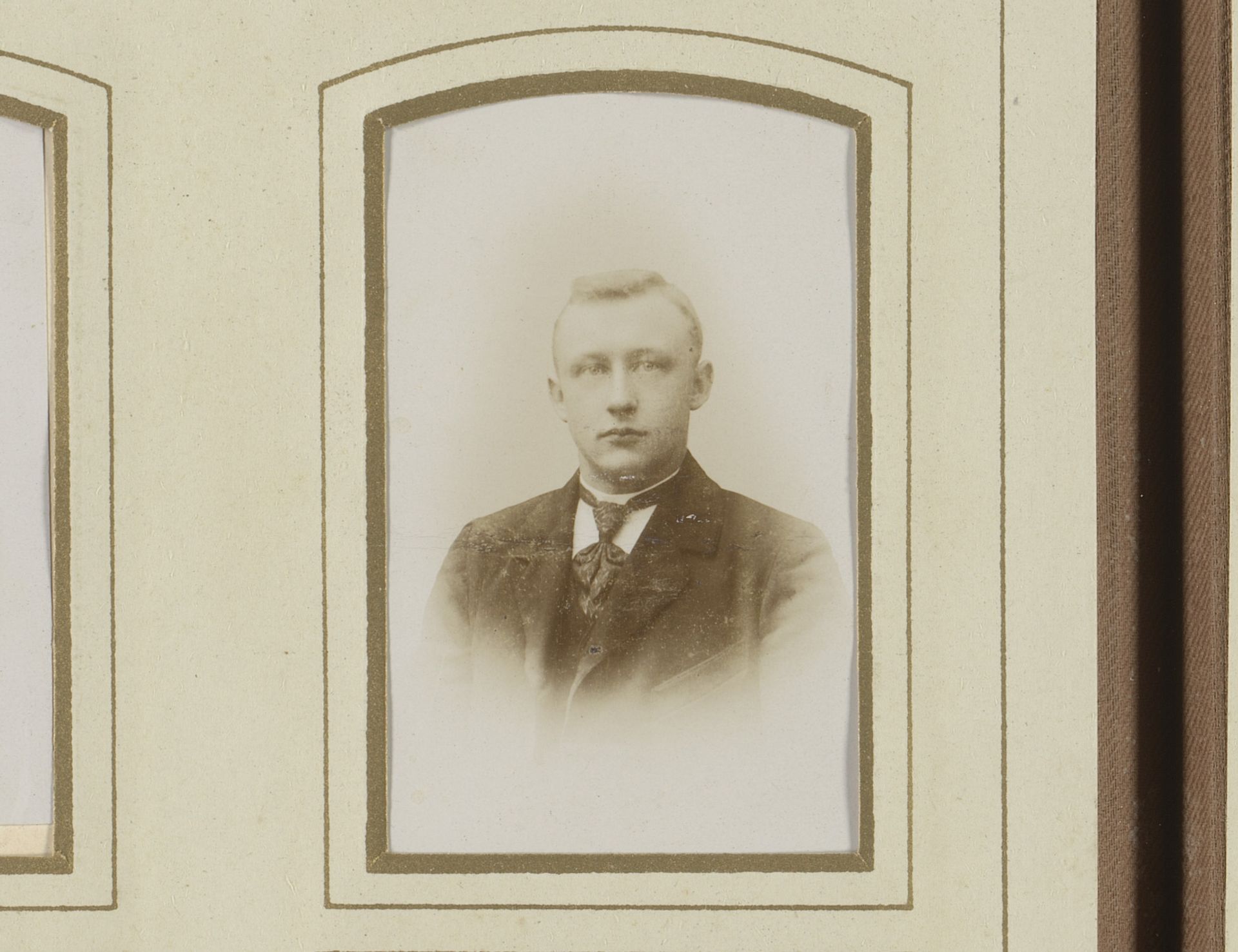 Portret van een man met stropdas by Gebroeders IJpma