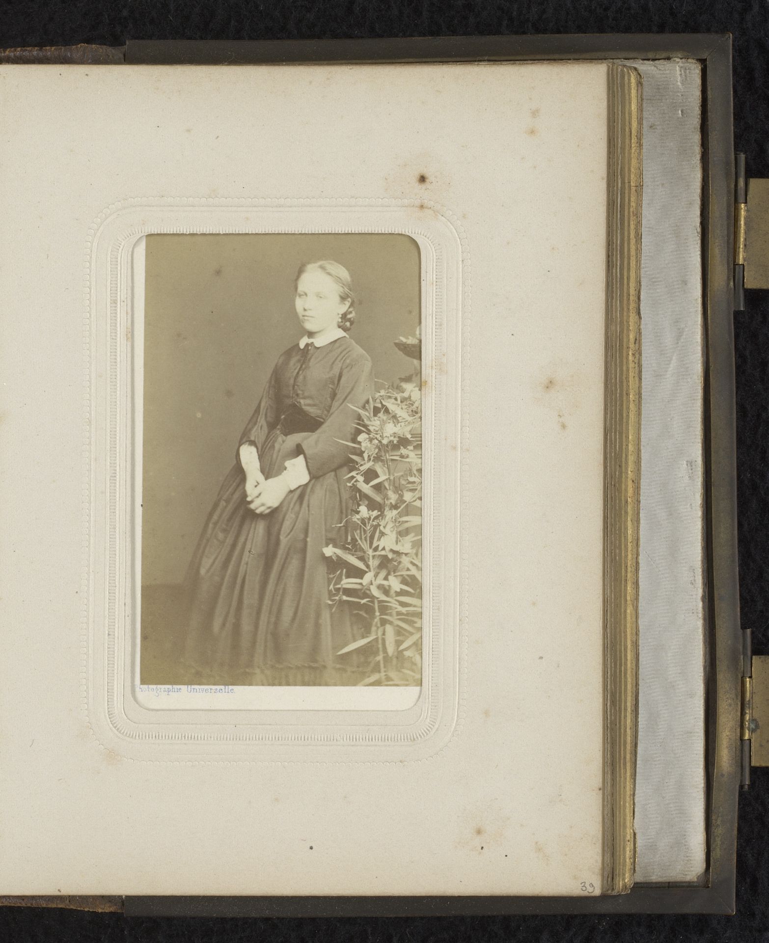 Portret van een staande jonge vrouw by Photographie Universelle