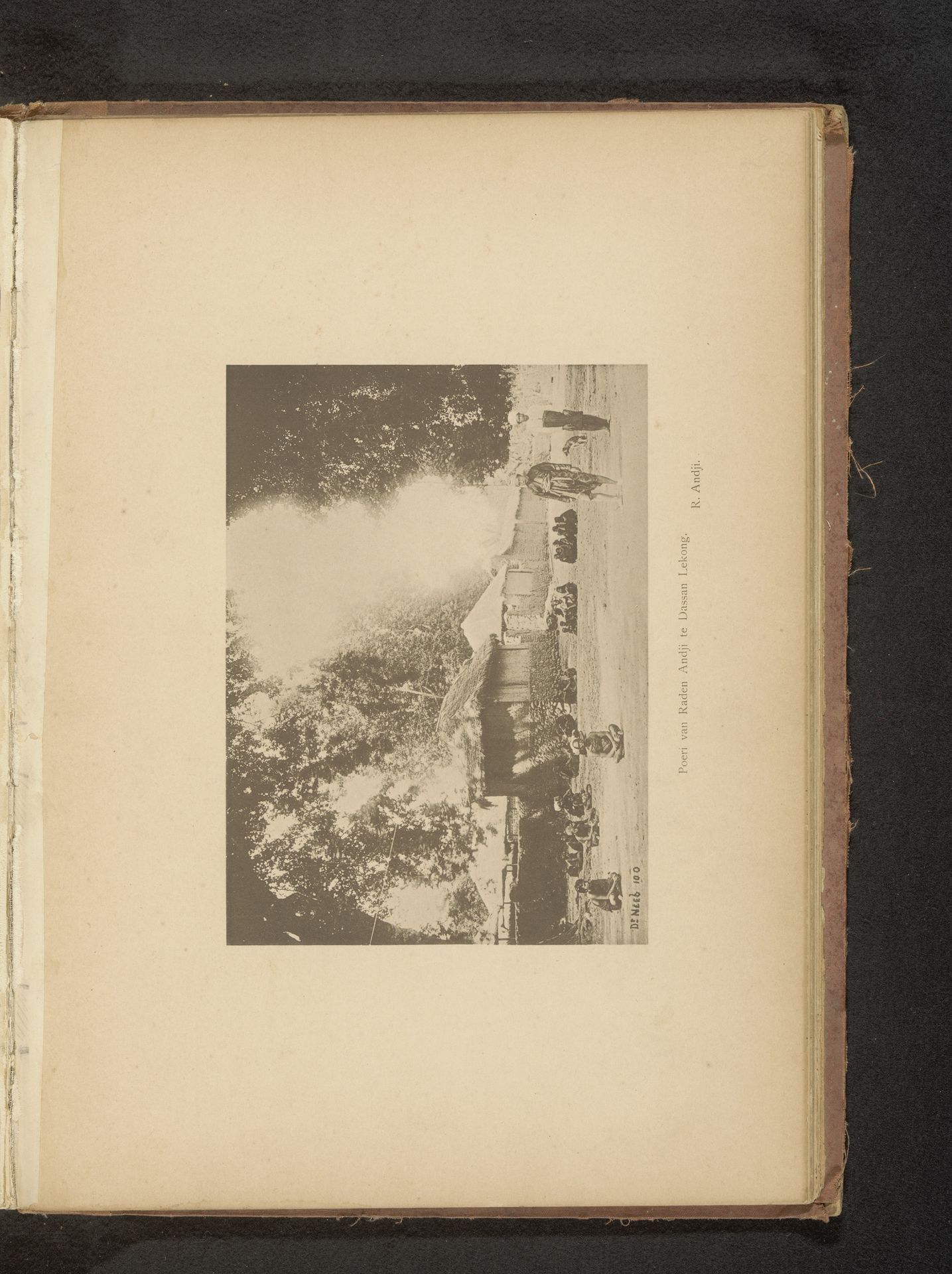 Onbekende personen, zittend en staand, bij verschillende woningen by Christiaan Johan Neeb