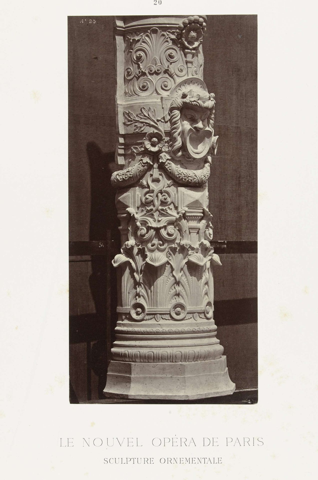 Gedecoreerde zuil met reliëf ornamenten. by Louis-Emile Durandelle