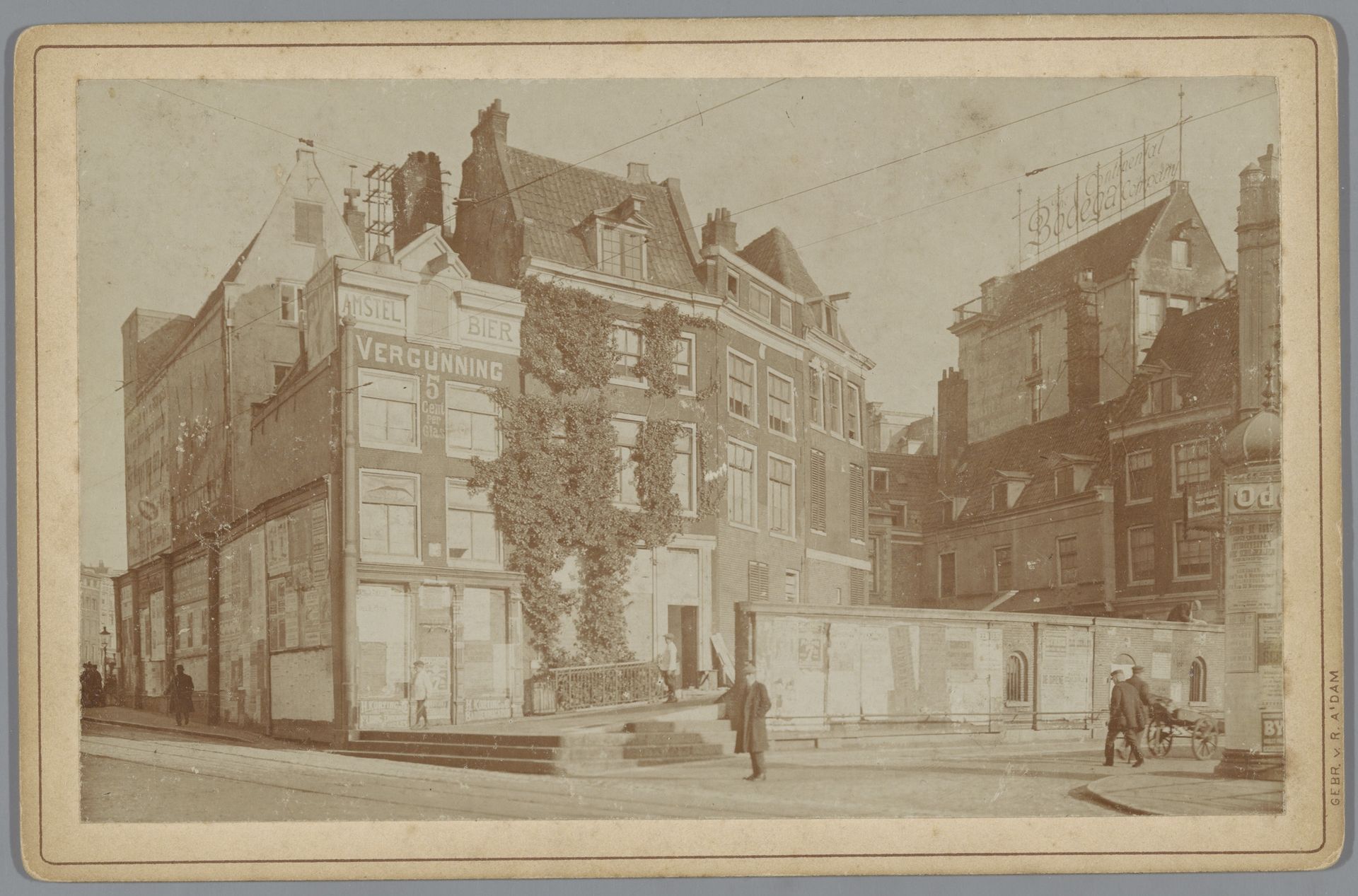 Gezicht op het Rokin in Amsterdam by Gebr. van R.