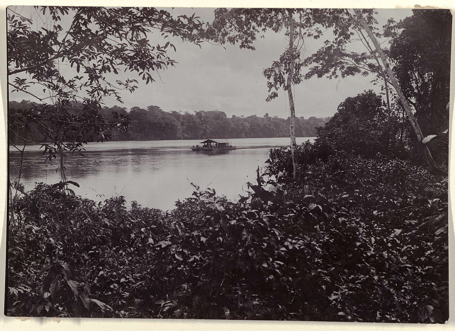 Rivier met boot, Suriname by Jacob Evert Wesenhagen