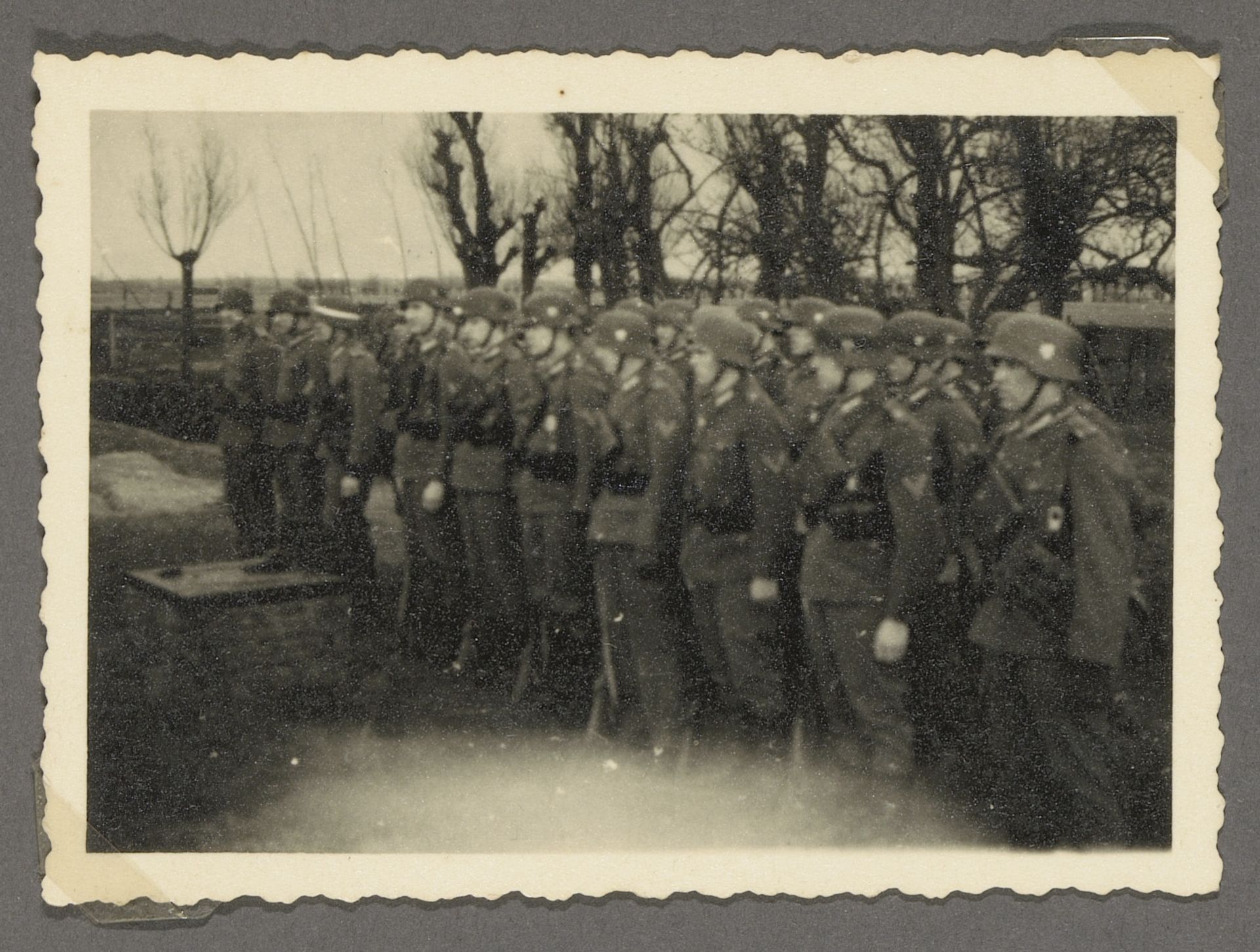 Groep militairen in uniform by Anonymous