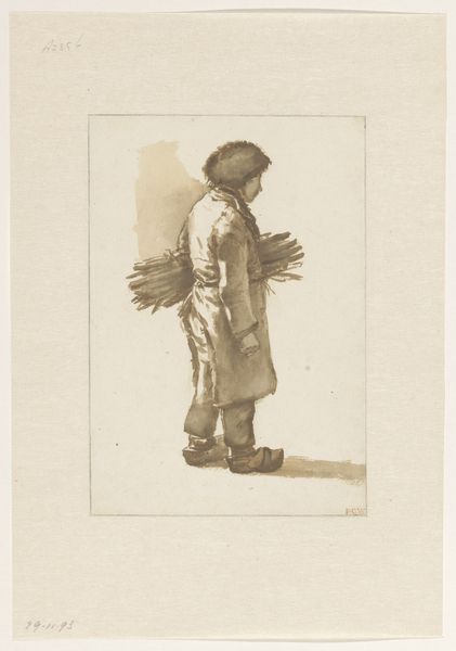 Staande jongen met bontmuts, klompen en een takkenbos onder de arm