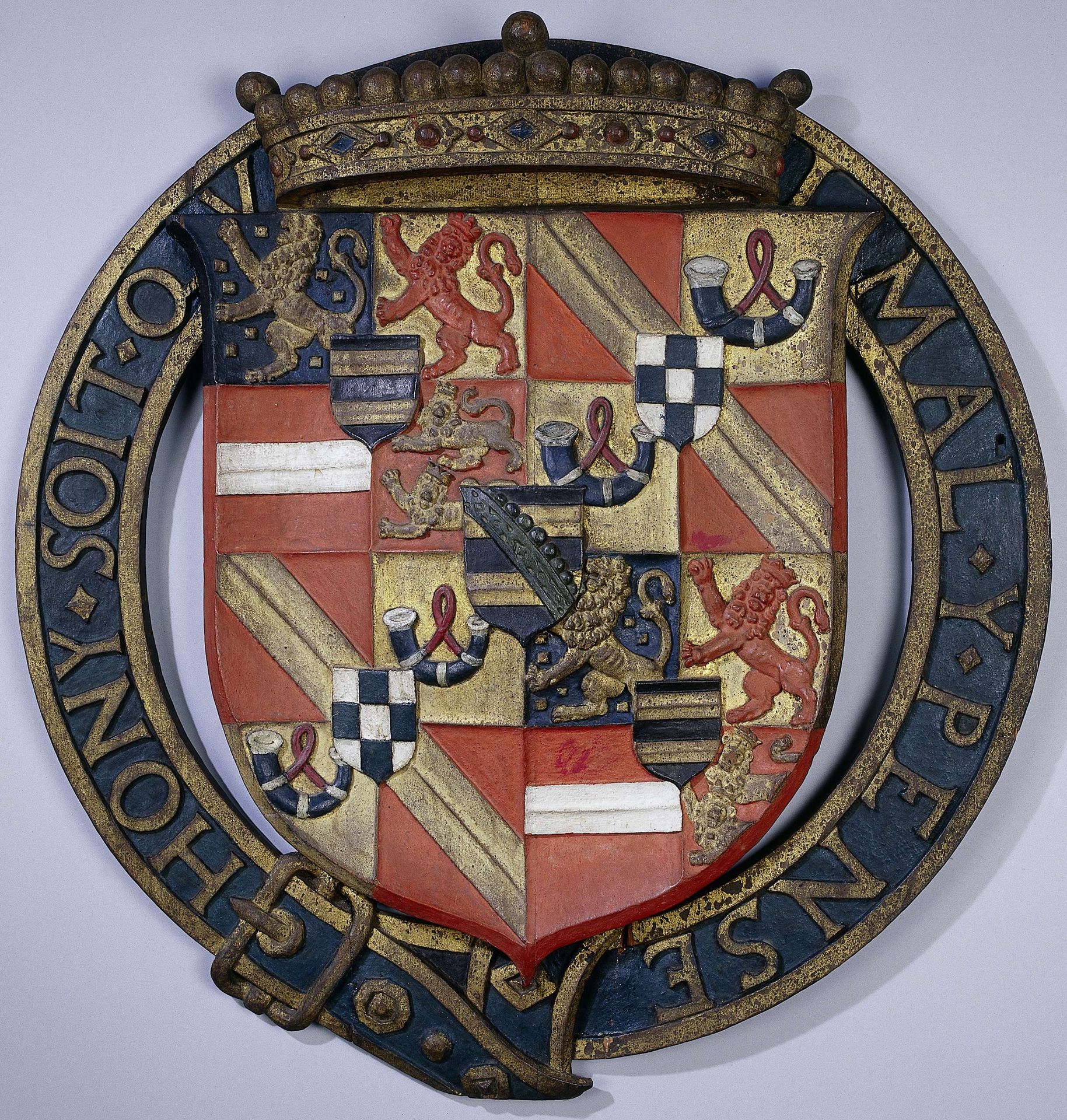 Wapenbord van Prins Maurits met het devies van de Engelse orde van de Kouseband by Anonymous