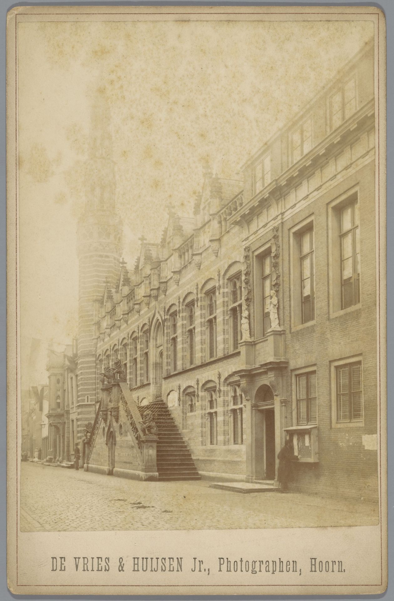Gezicht op het stadhuis van Alkmaar by De Vries & Huijsen jr.