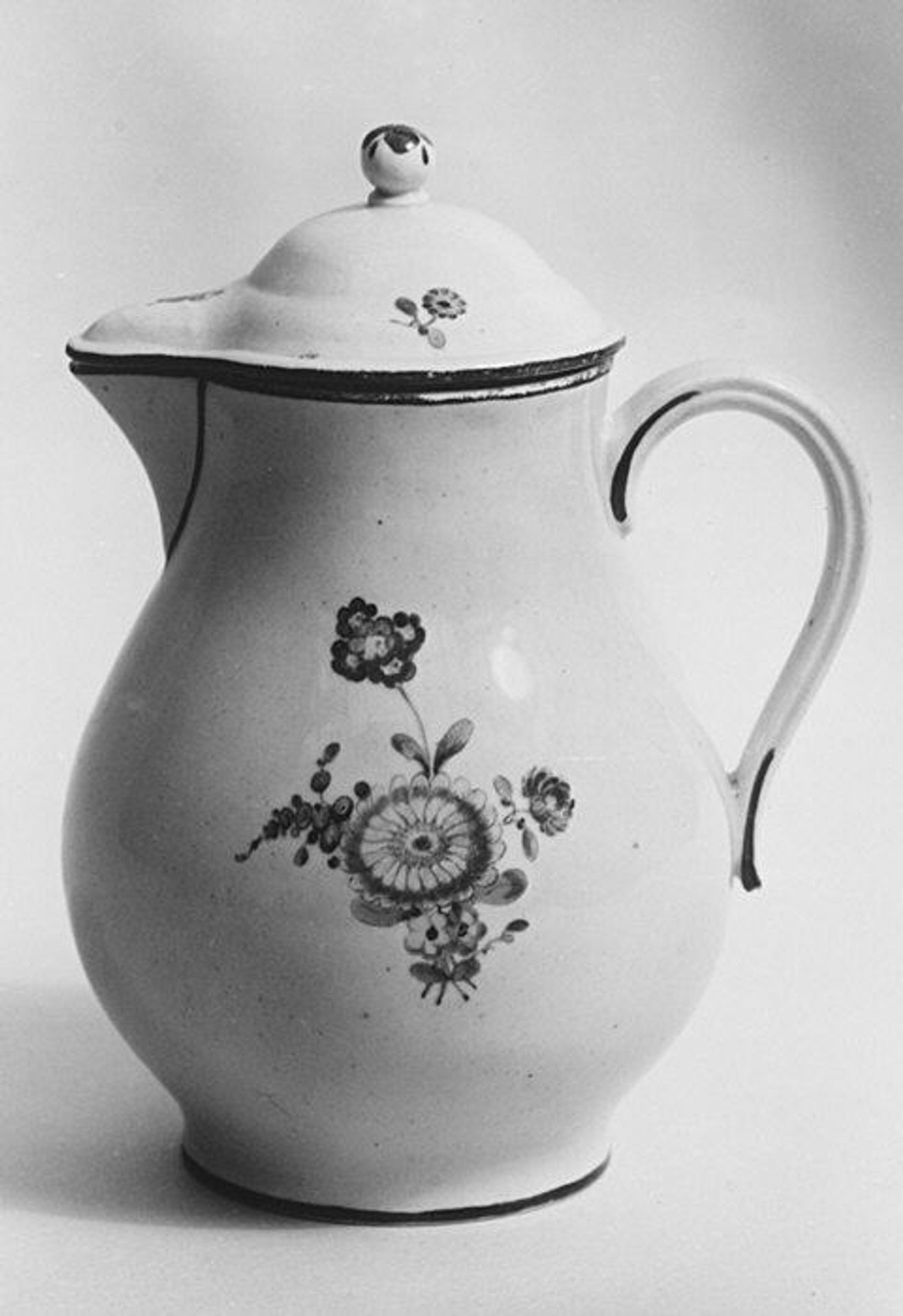 Coffeepot by Pfalz-Zweibrücken Porcelain Manufactory