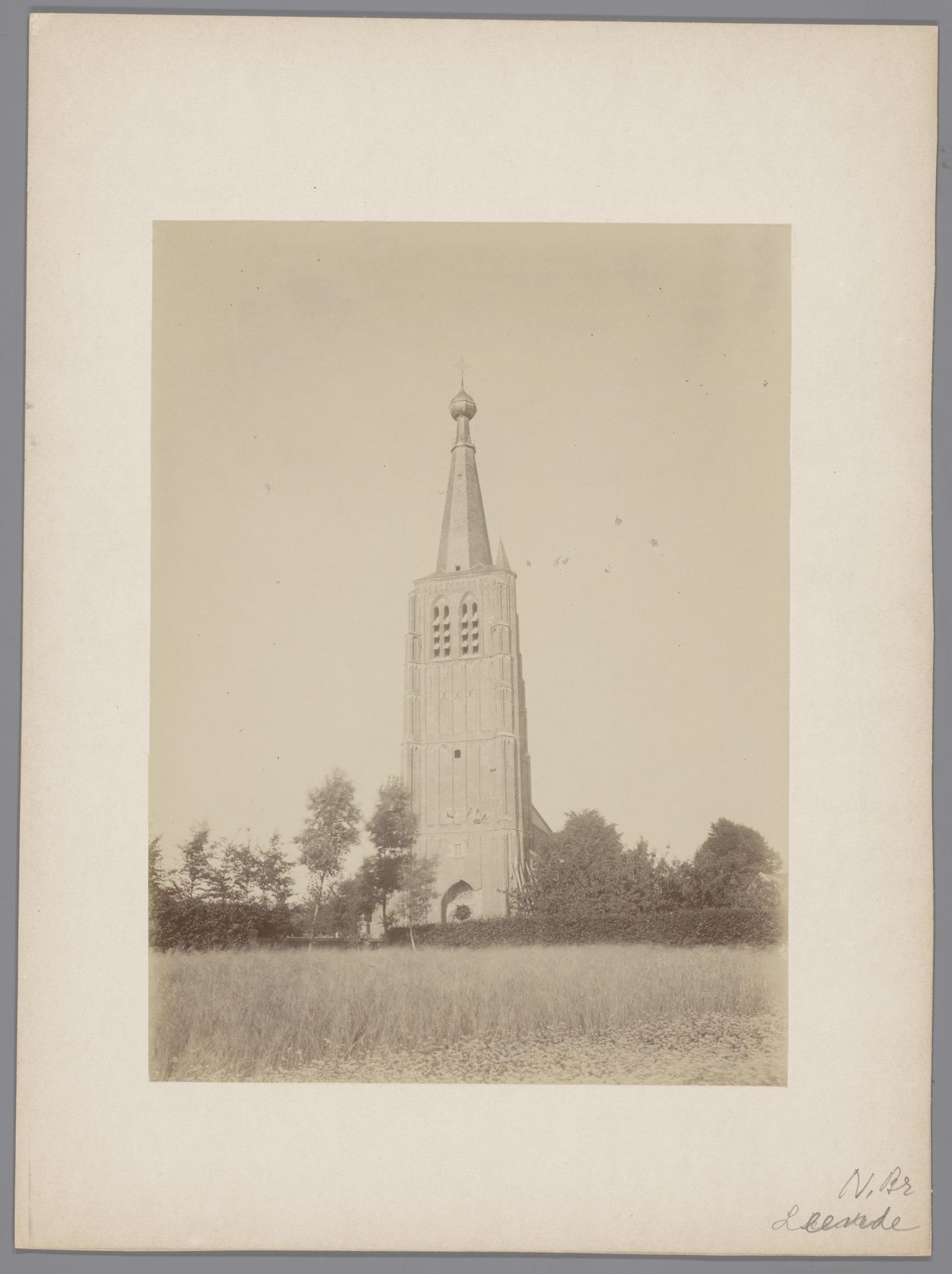 Gezicht op de toren van de Sint-Petrus'-Bandenkerk te Leende by anoniem (Monumentenzorg)