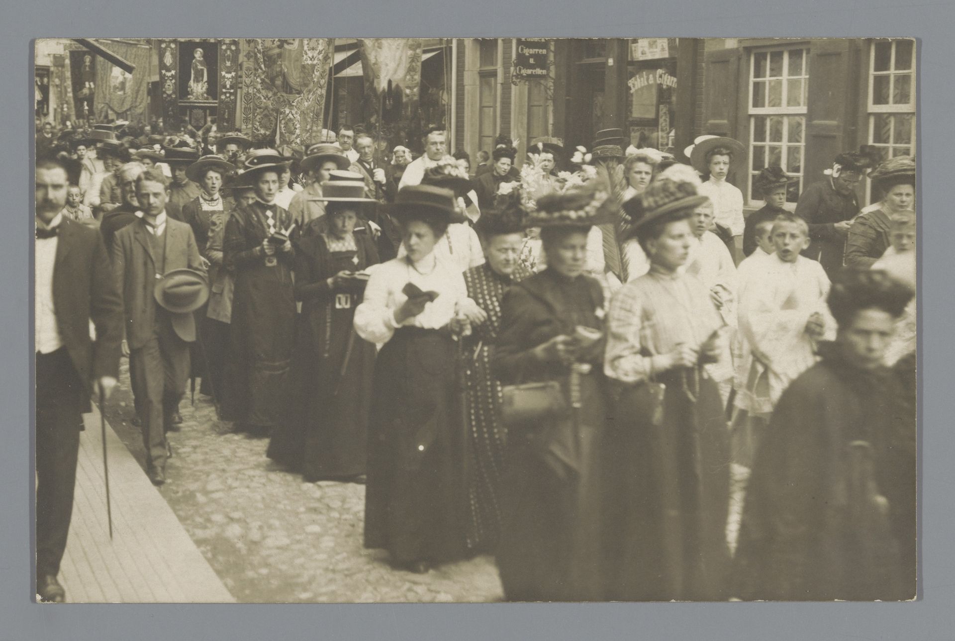 Katholieke processie te Kevelaer by Hubert Koch