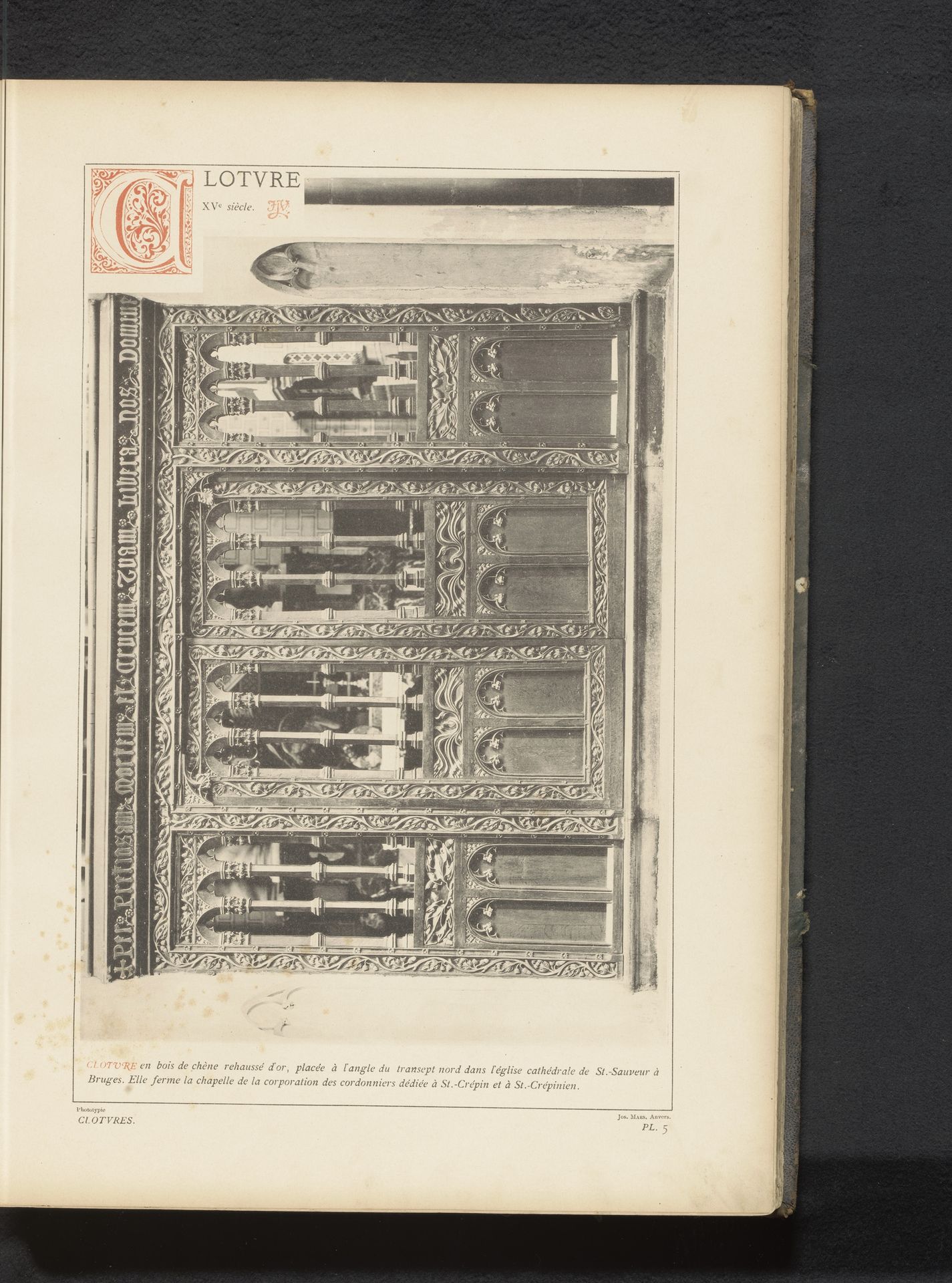 Koorhek in de noordelijk transept van de Sint-Salvatorskathedraal in Brugge, België by Anonymous