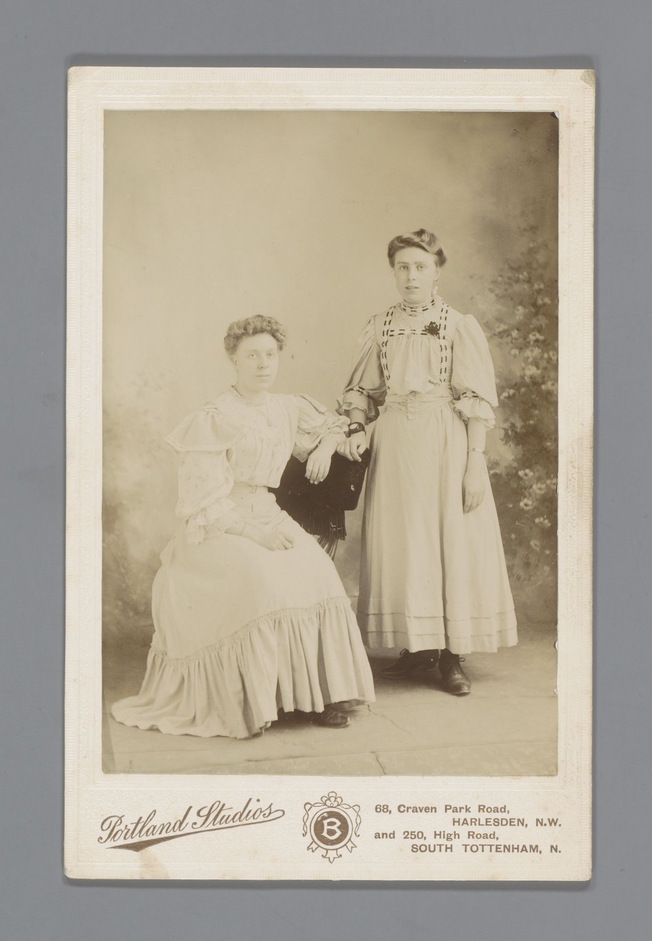 Studioportret van twee onbekende vrouwen by Portland Studios