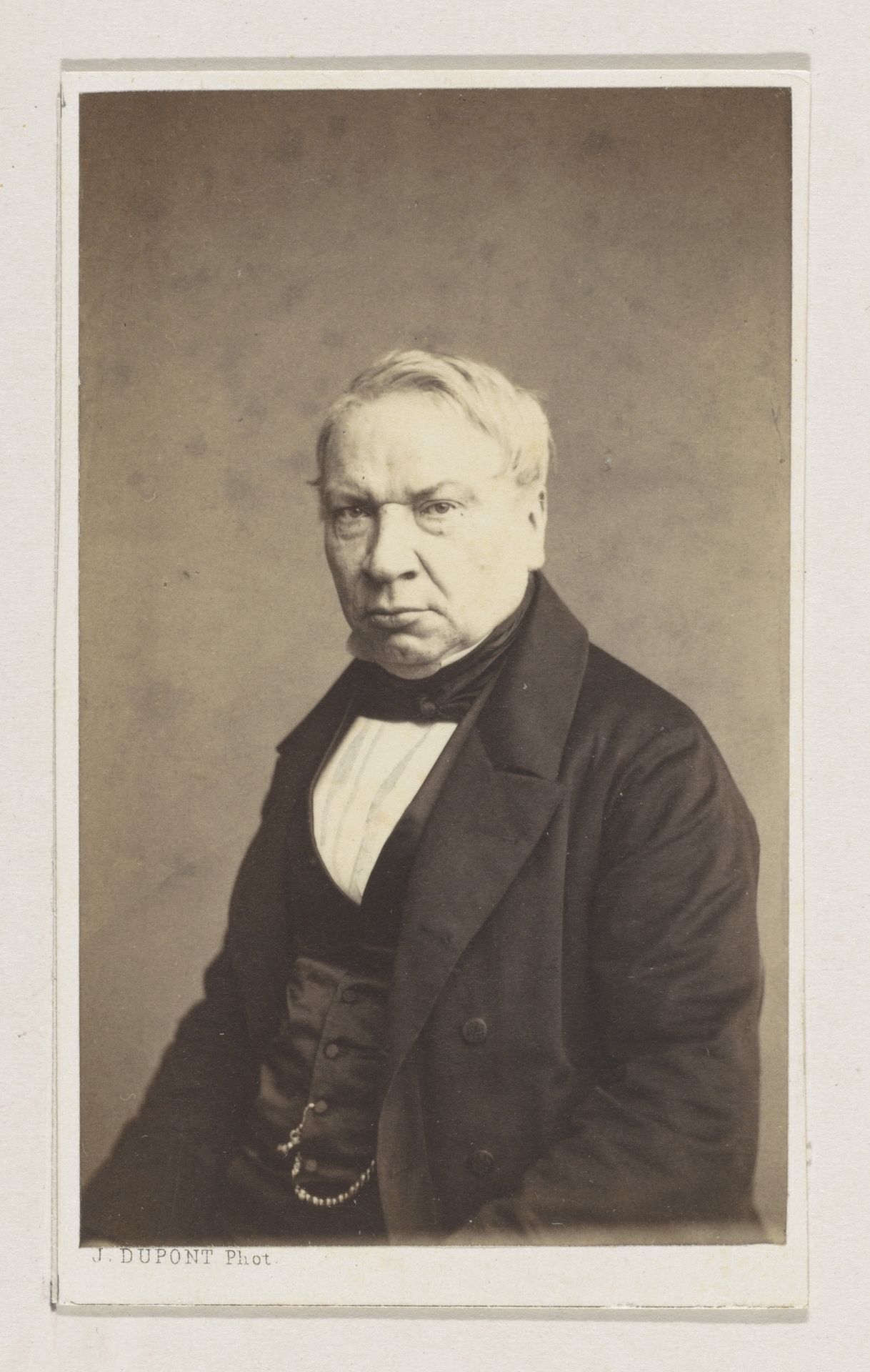 Portret van de medailleur en ciseleur Joannes Petrus Antonius Verschuylen, halffiguur by Joseph Dupont