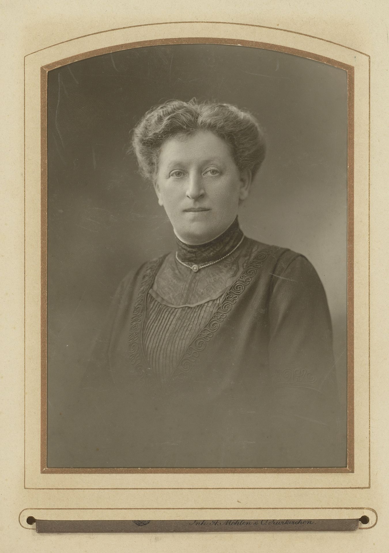 Portret van een vrouw by Alexander Möhlen