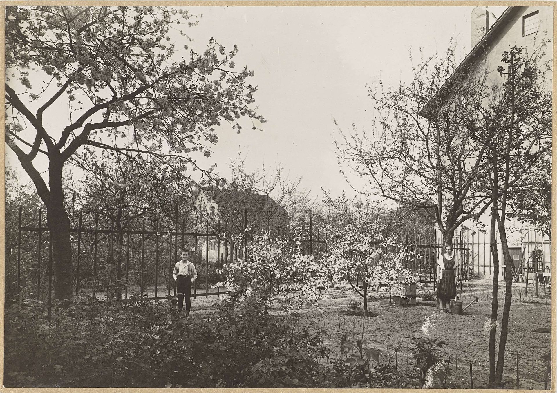 Eckart en Marba Titzenthaler, kinderen van de fotograaf, in een tuin in Lichterfelde, Berlijn by Waldemar Titzenthaler