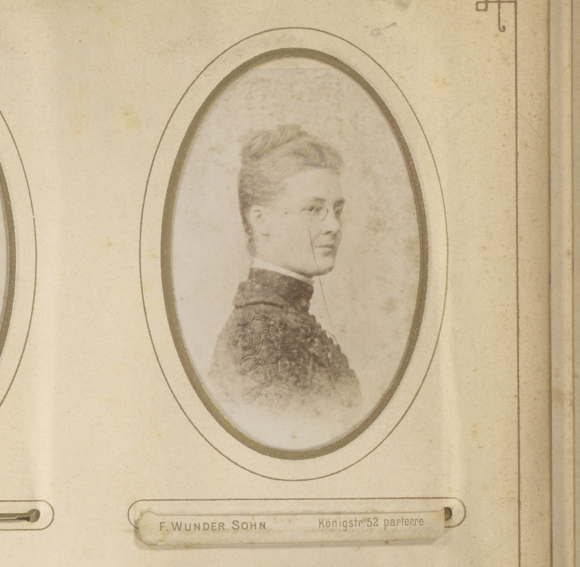 Portret van een jonge vrouw by Otto Wunder