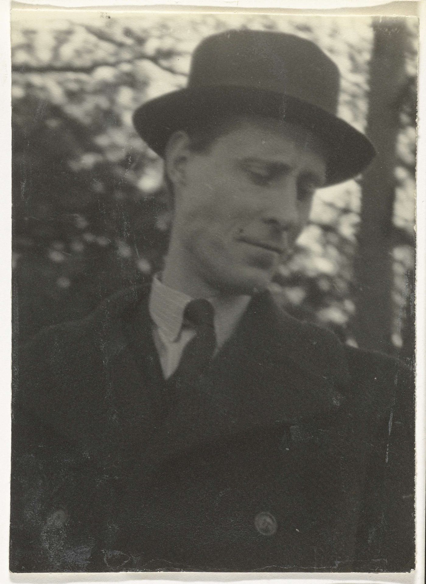 Portret van Carel Willink met hoed by Anonymous