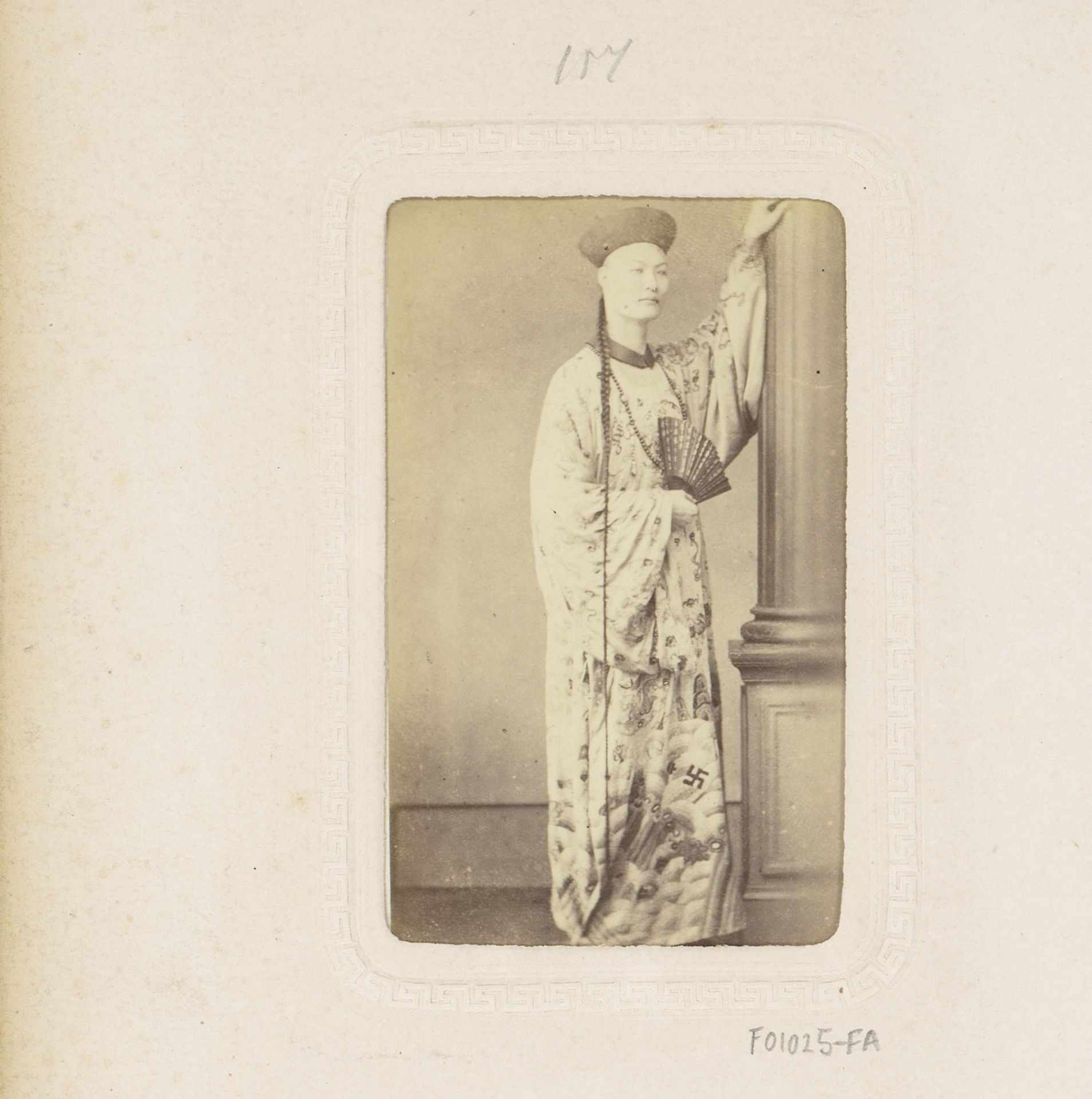 Portret van een Chinese man met waaier by Maujean & Dubois et Cie.