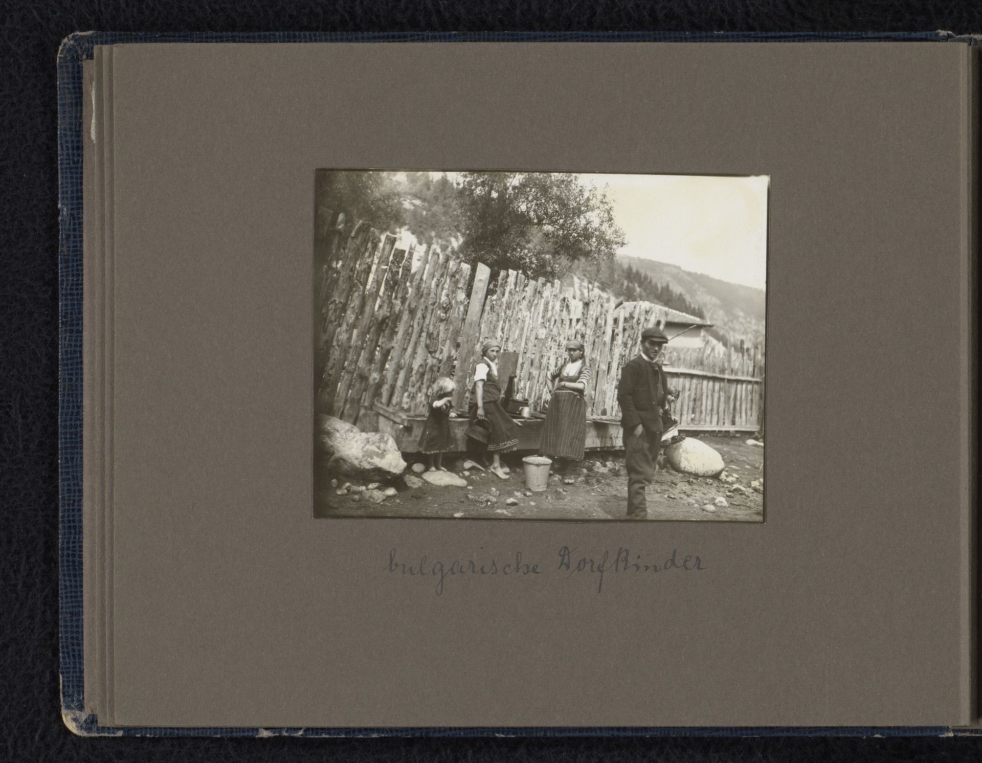 Bulgaarse kinderen in een Bulgaars dorp, tijdens een rondreis van Eugen Wachenheimer en zijn echtgenote Else Wachenheimer-Moos door Bulgarije, 1922-1923, (mogelijk omgeving Sofia) by Anonymous