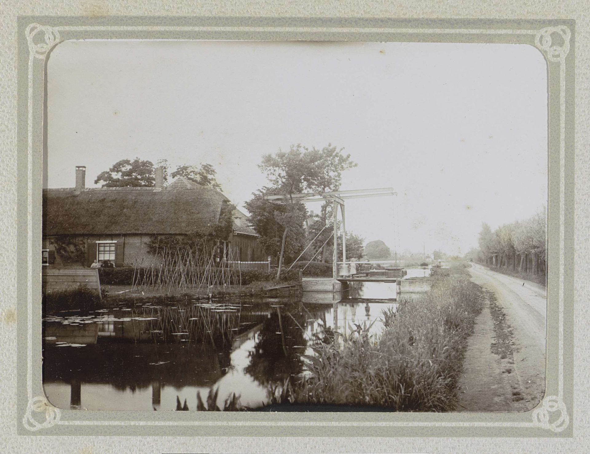 Boerderij met een ophaalbrug over een sloot by Folkert Idzes de Jong
