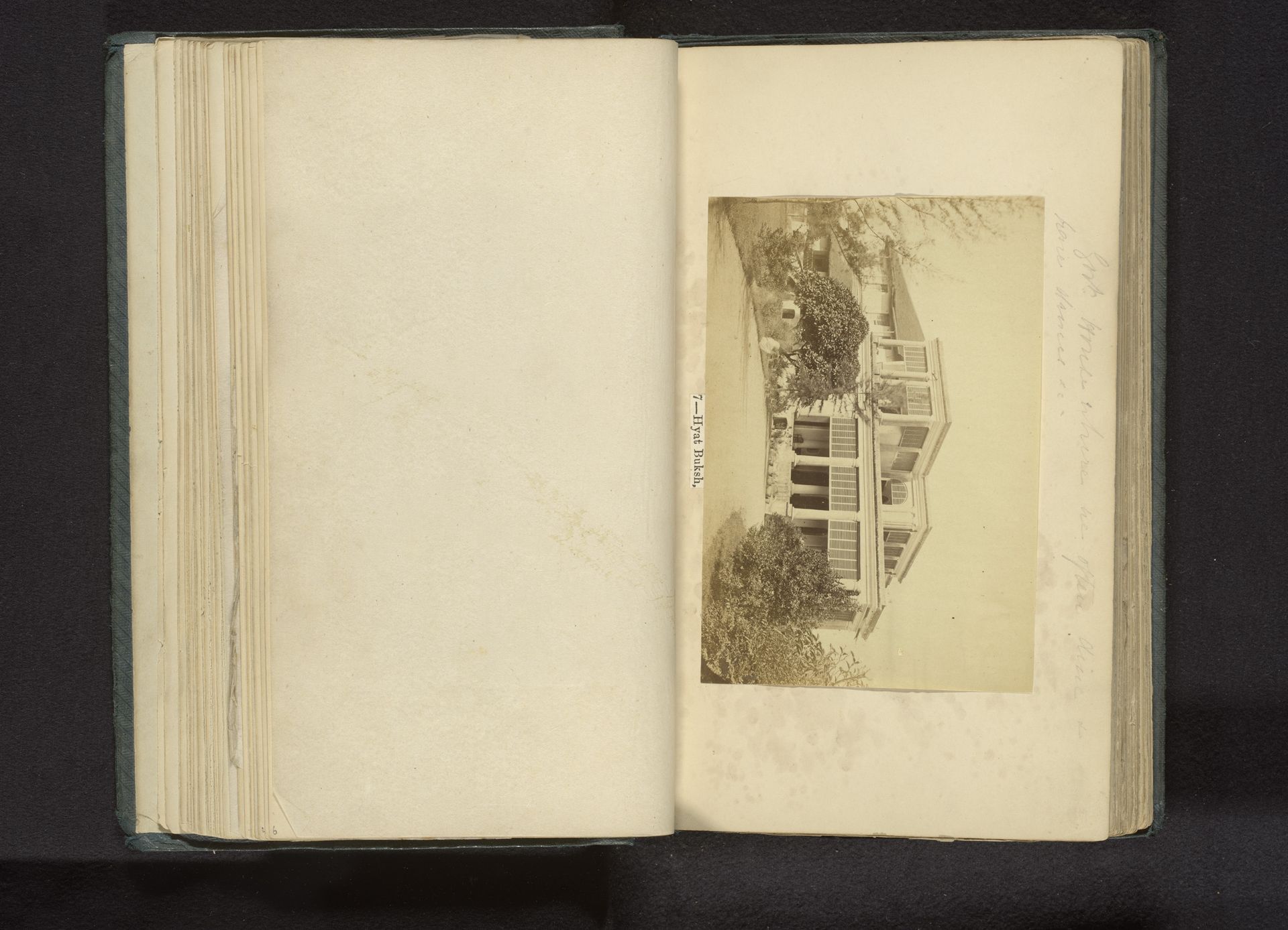 Gezicht op een overheidsgebouw, Banks Kothi, in Lucknow by Darogha Ubbas Alli