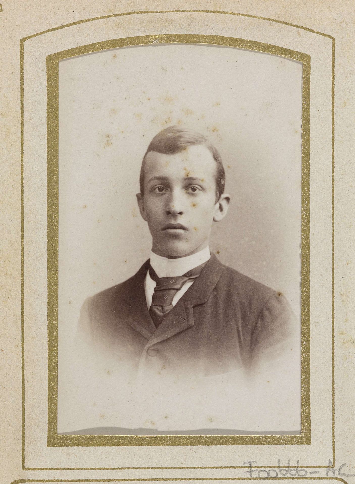 Portret van een jonge man, aangeduid als H.[...] de Vries by Adolphe Zimmermans