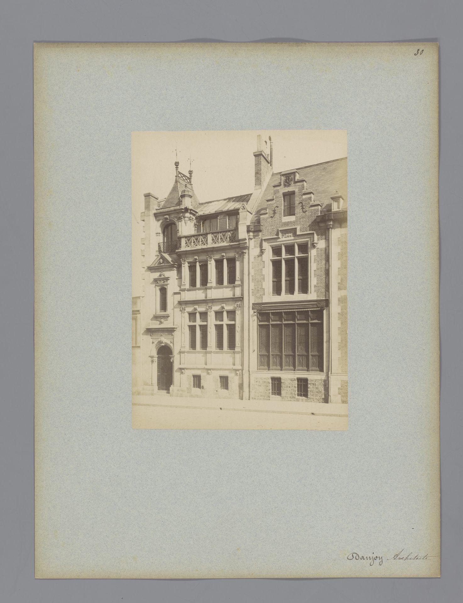 Façade van een gebouw in Parijs, ontworpen door Jean-Charles Danjoy of Edouard Danjoy by Lampué et Cie