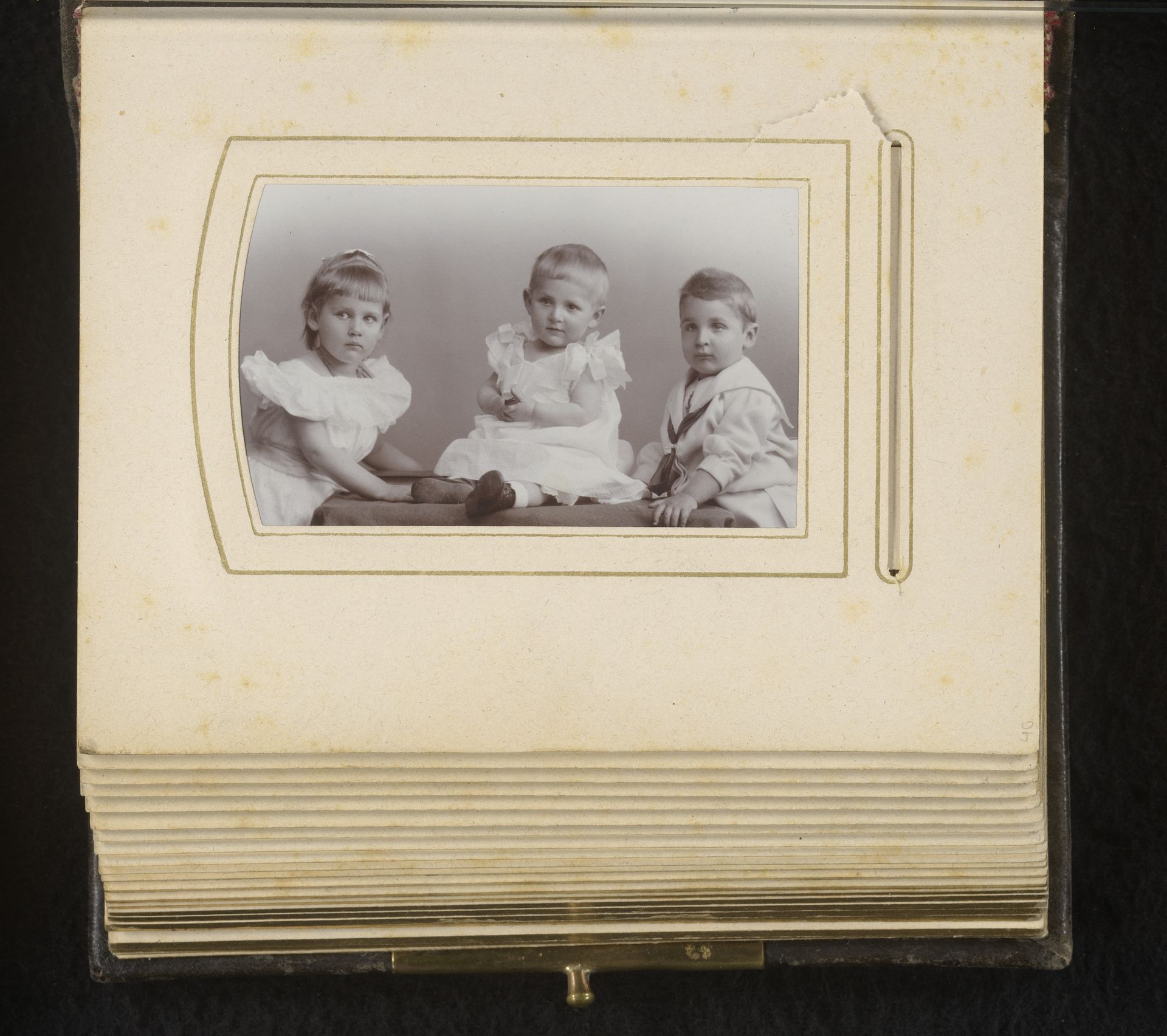 Portret van drie kinderen by Julius Cornelius Schaarwächter