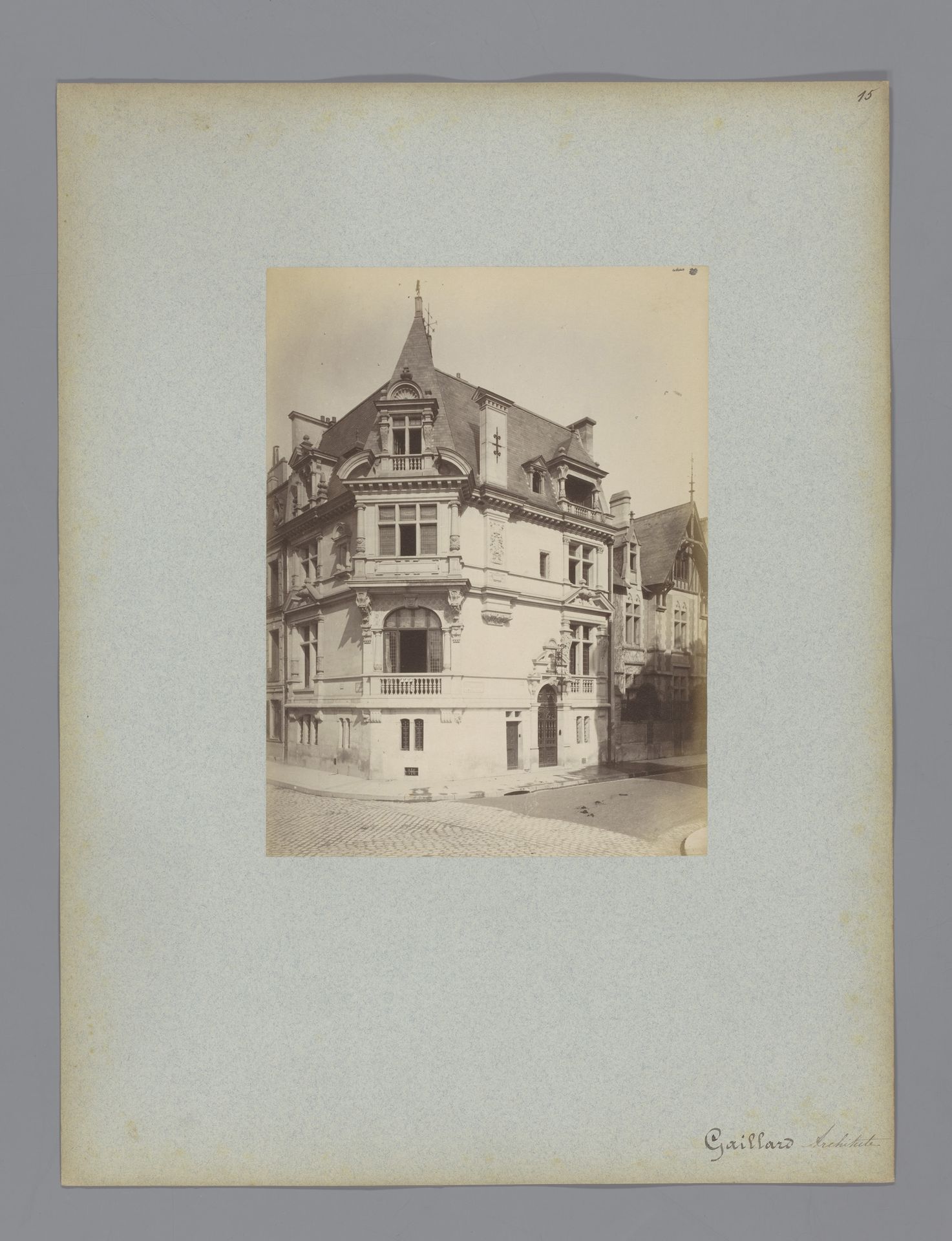 Façade van een villa in Parijs, ontworpen door René-Michel-Ferdinand Gaillard by Lampué et Cie